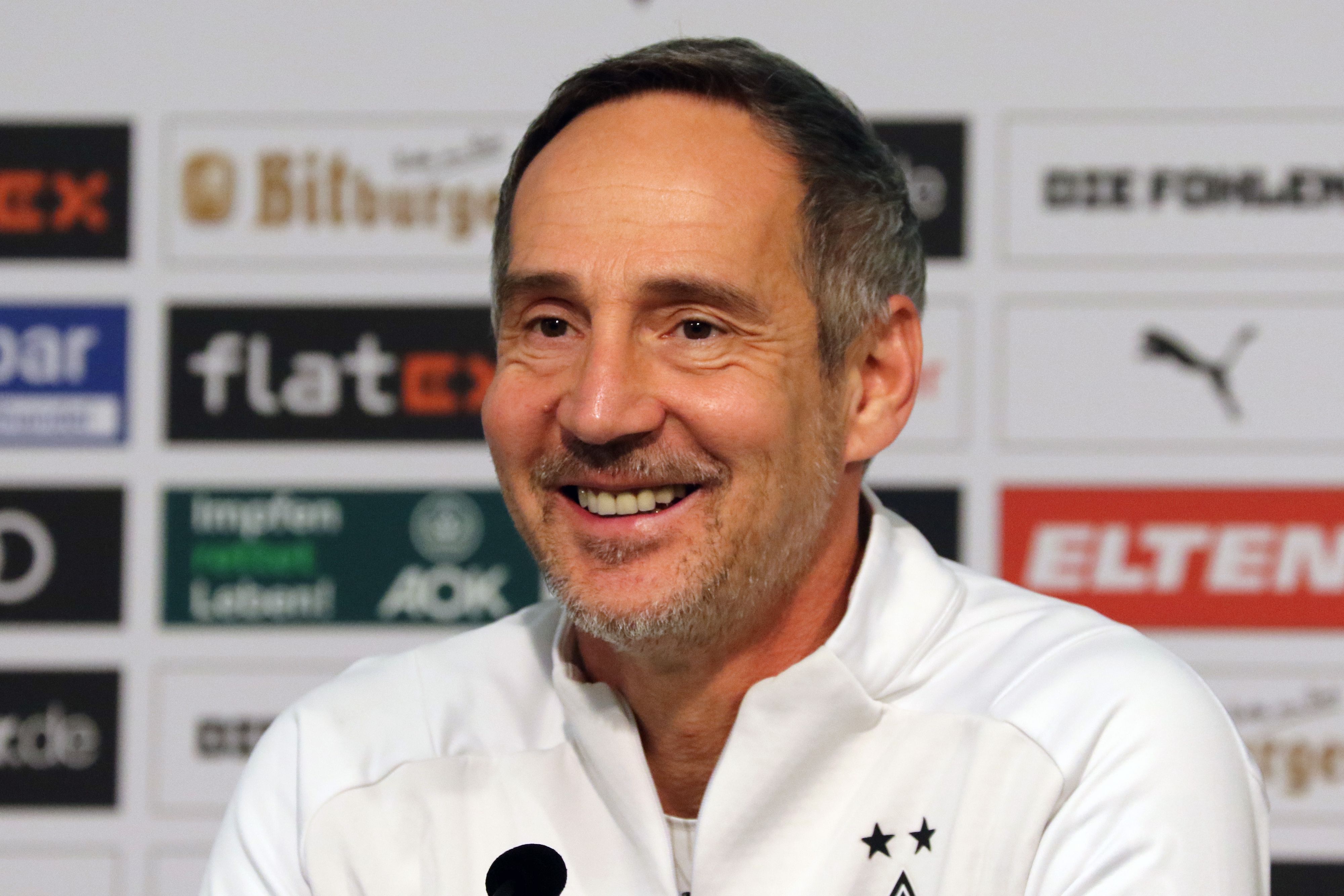 Trainer Adi Hütter von Borussia Mönchengladbach, hier bei einer Pressekonferenz am 10. Februar 2022 im Borussia-Park. Hütter lacht.