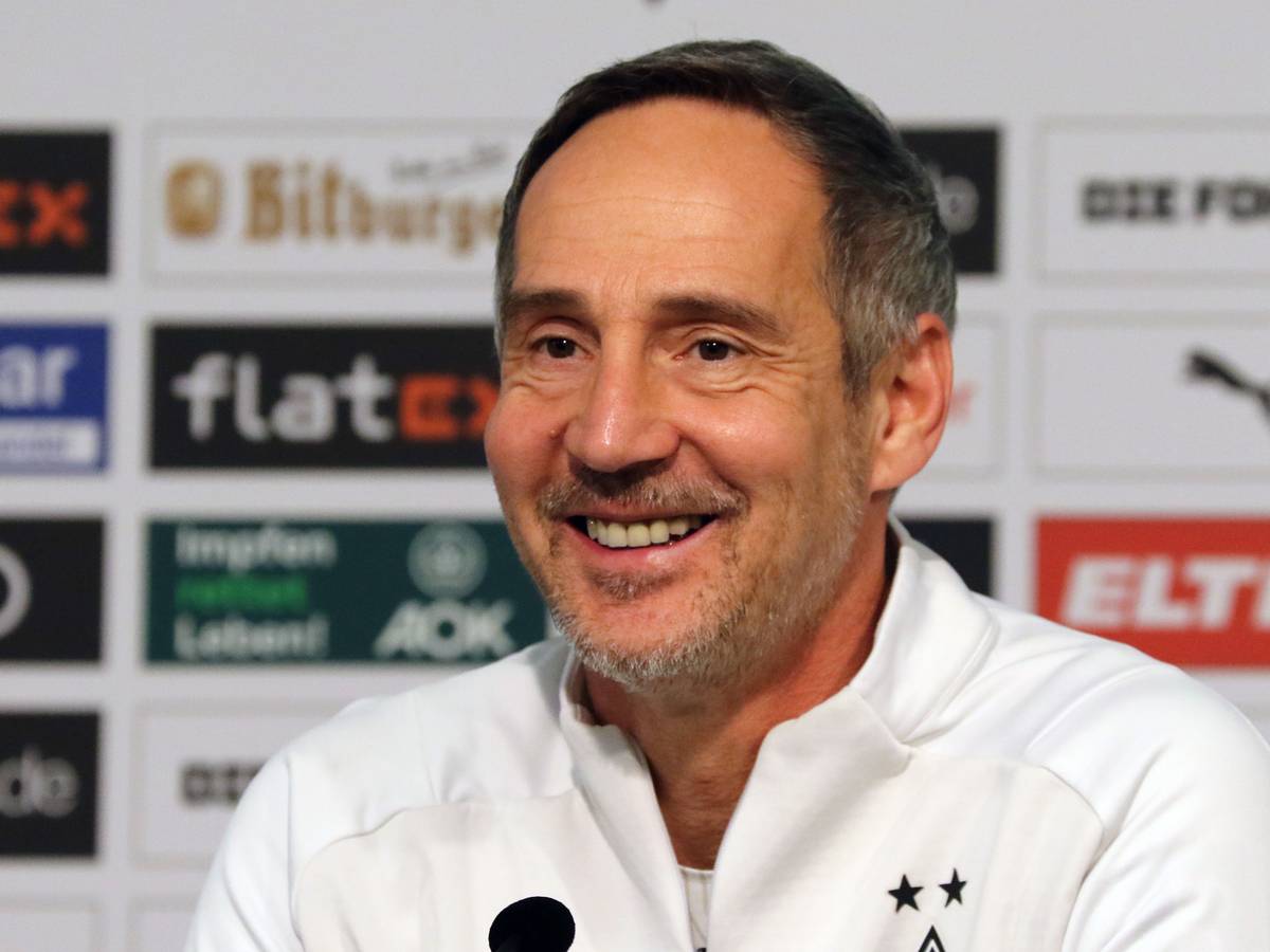 Trainer Adi Hütter von Borussia Mönchengladbach, hier bei einer Pressekonferenz am 10. Februar 2022 im Borussia-Park. Hütter lacht.