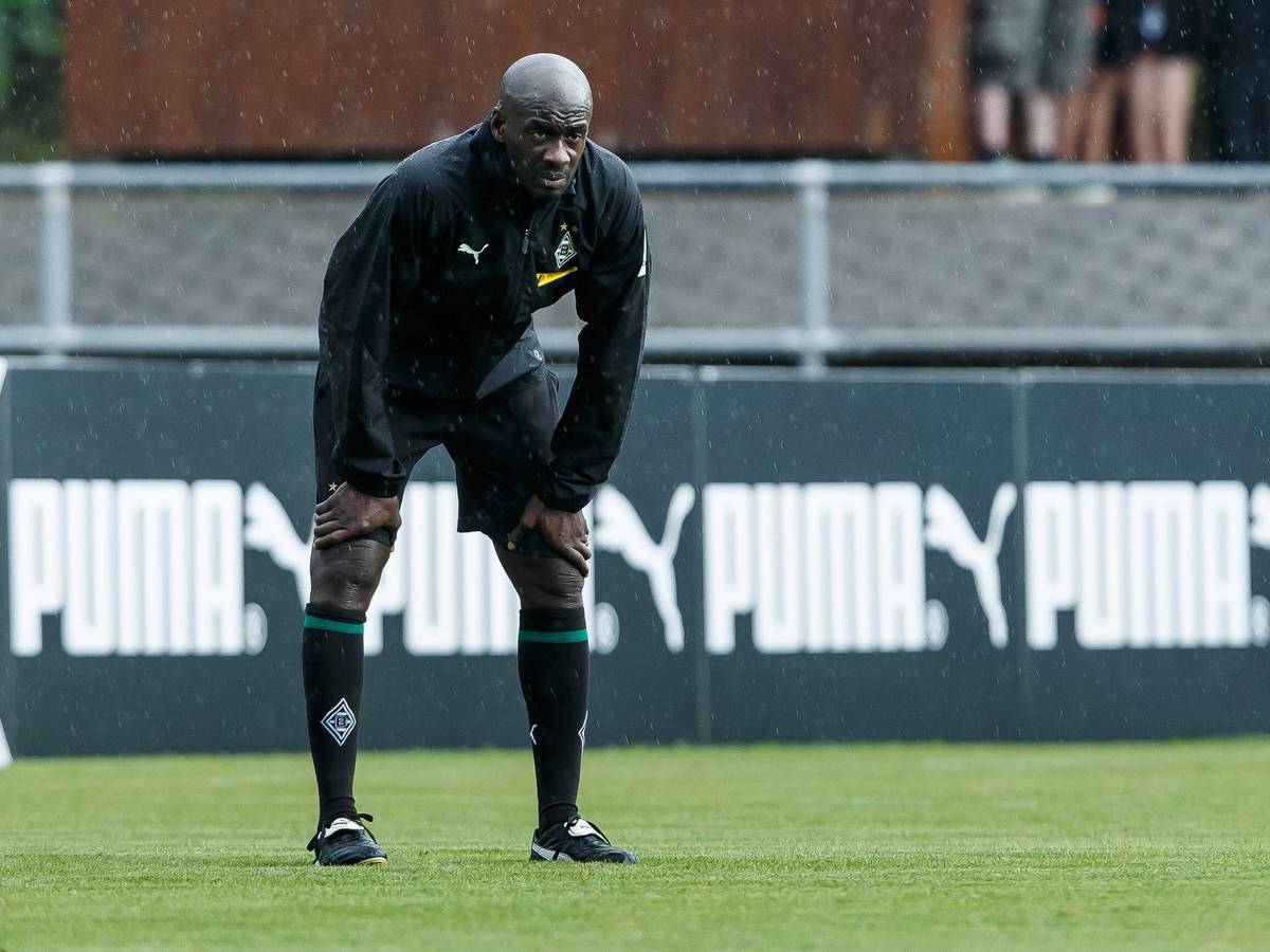 Otto Addo als Co-Trainer von Borussia Mönchengladbach während des Fohlen-Trainingslagers am 25. Juli 2018 in Rottach-Egern am Tegernsee. Addo hat sich nach vorne gebeugt und schaut über das Spielfeld.