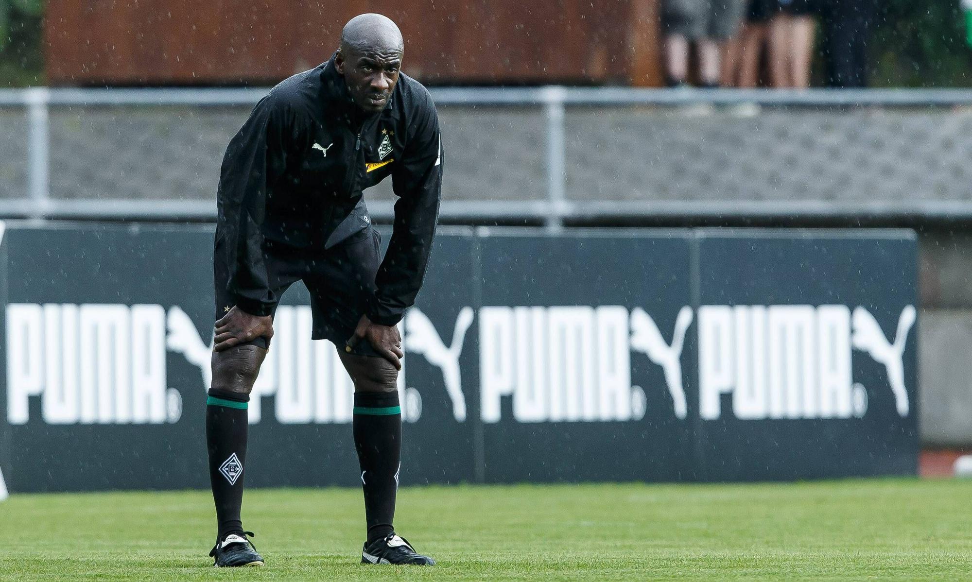 Otto Addo als Co-Trainer von Borussia Mönchengladbach während des Fohlen-Trainingslagers am 25. Juli 2018 in Rottach-Egern am Tegernsee. Addo hat sich nach vorne gebeugt und schaut über das Spielfeld.
