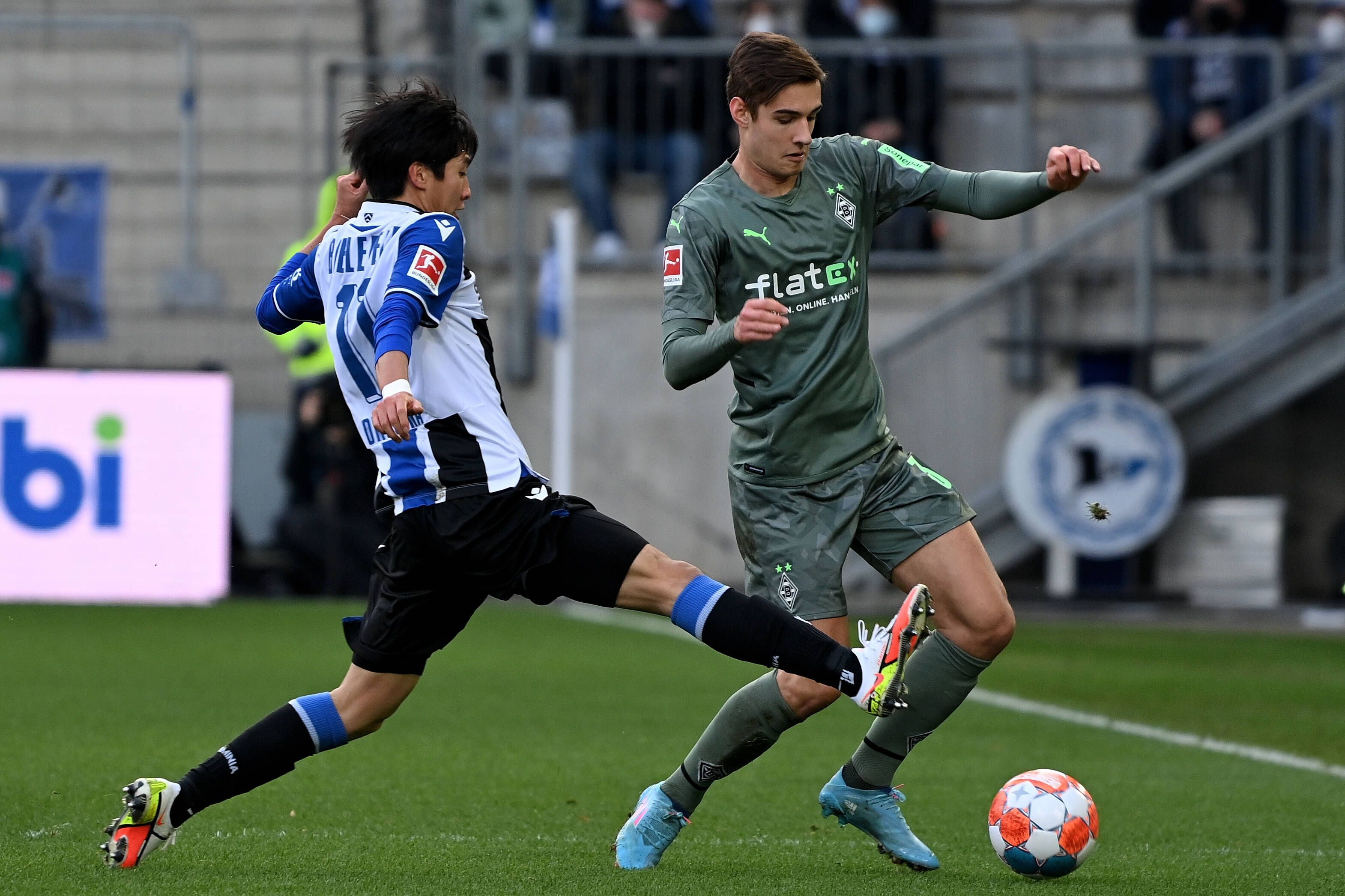 Florian Neuhaus (r.) kam im Bundesliga-Spiel zwischen Borussia Mönchengladbach und Arminia Bielefeld am 5. Februar 2022 zuletzt als Sechser zum Einsatz. Das Foto zeigt ihn ihm Zweikampf mit Masaya Okugawa (l.).