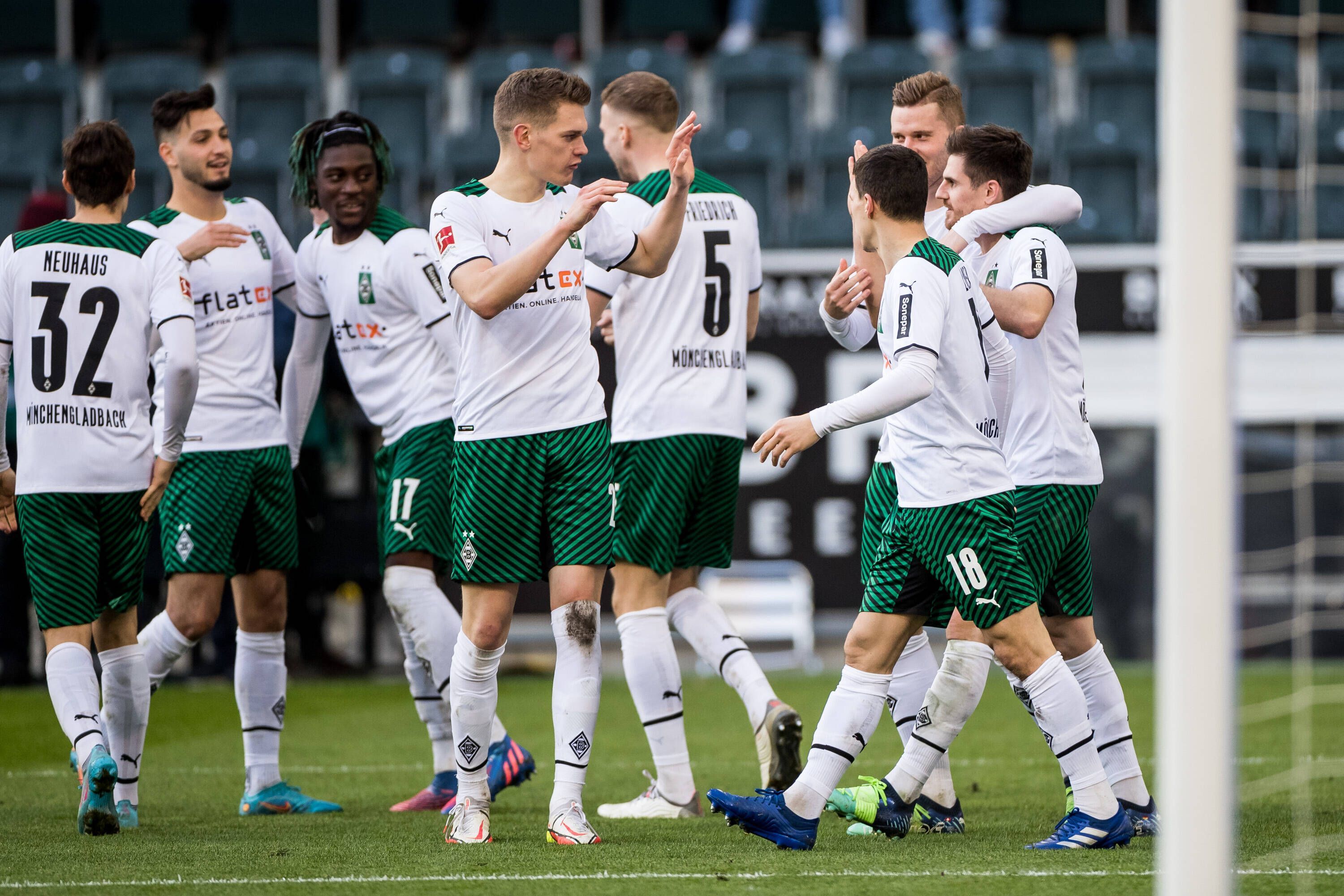 Die Spieler von Borussia Mönchengladbach bejubeln einen Treffer beim 3:2-Sieg gegen den FC Augsburg am 12. September 2022 im Borussia-Park.