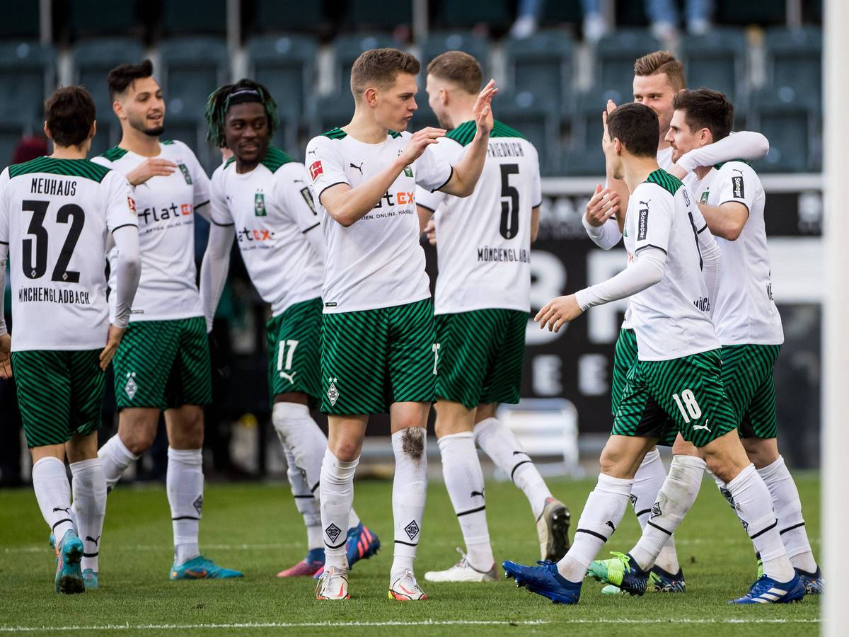 Die Spieler von Borussia Mönchengladbach bejubeln einen Treffer beim 3:2-Sieg gegen den FC Augsburg am 12. September 2022 im Borussia-Park.