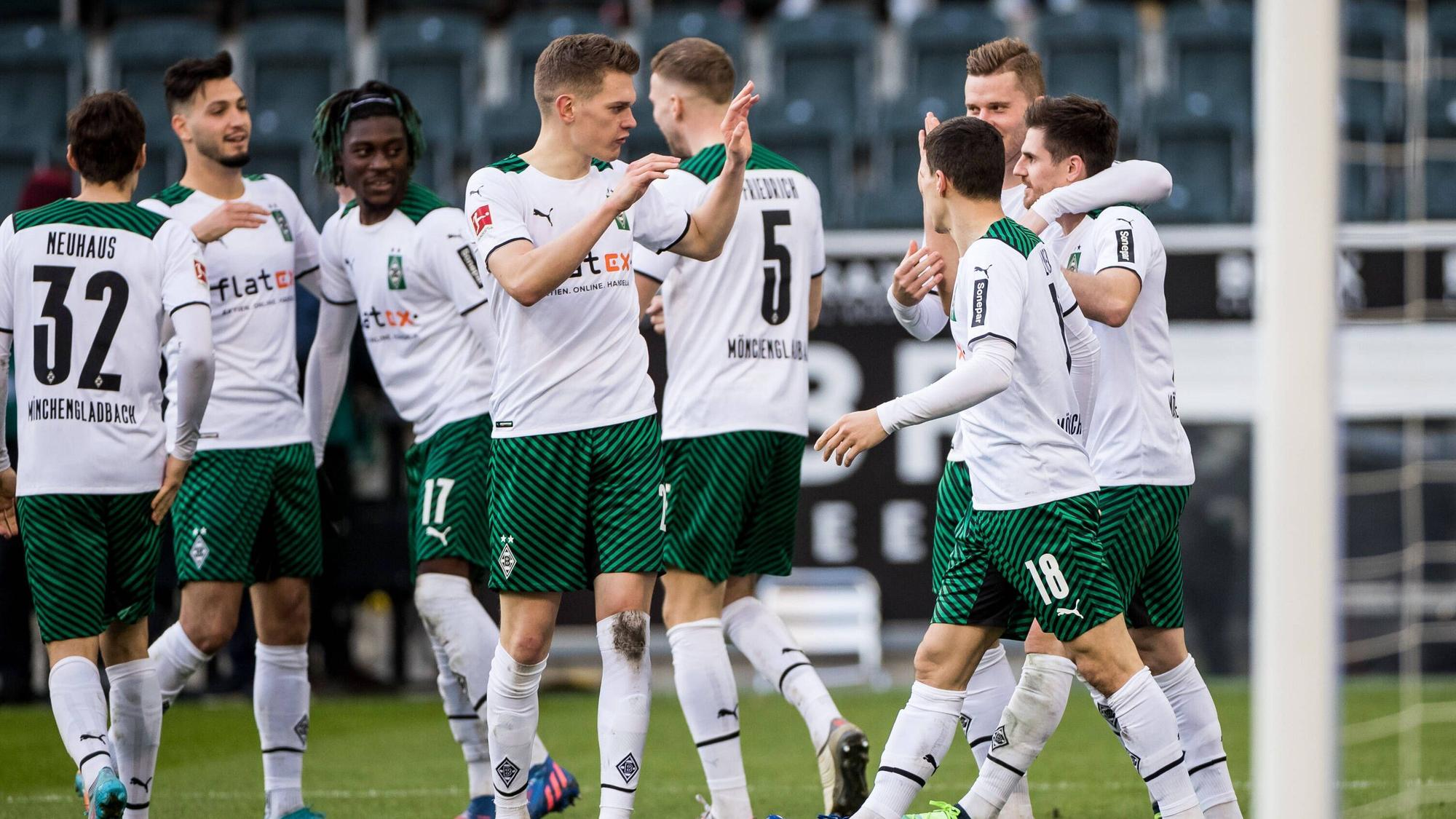 Die Spieler von Borussia Mönchengladbach bejubeln einen Treffer beim 3:2-Sieg gegen den FC Augsburg am 12. September 2022 im Borussia-Park.
