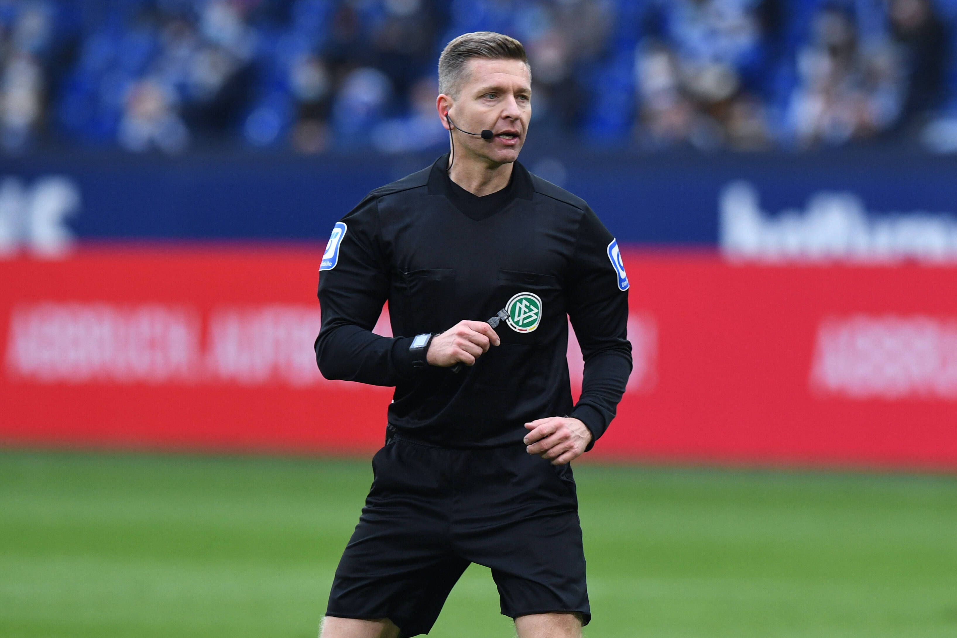 Schiedsrichter Tobias Welz, hier zu sehen am 5. Februar 2022 in Gelsenkirchen, fällt verletzt bei Gladbachs Heimspiel gegen Augsburg (12. Februar) aus.