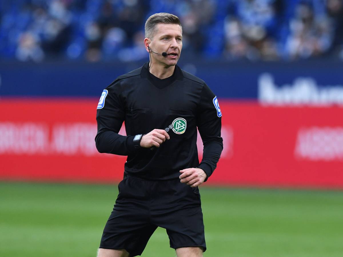 Schiedsrichter Tobias Welz, hier zu sehen am 5. Februar 2022 in Gelsenkirchen, fällt verletzt bei Gladbachs Heimspiel gegen Augsburg (12. Februar) aus.