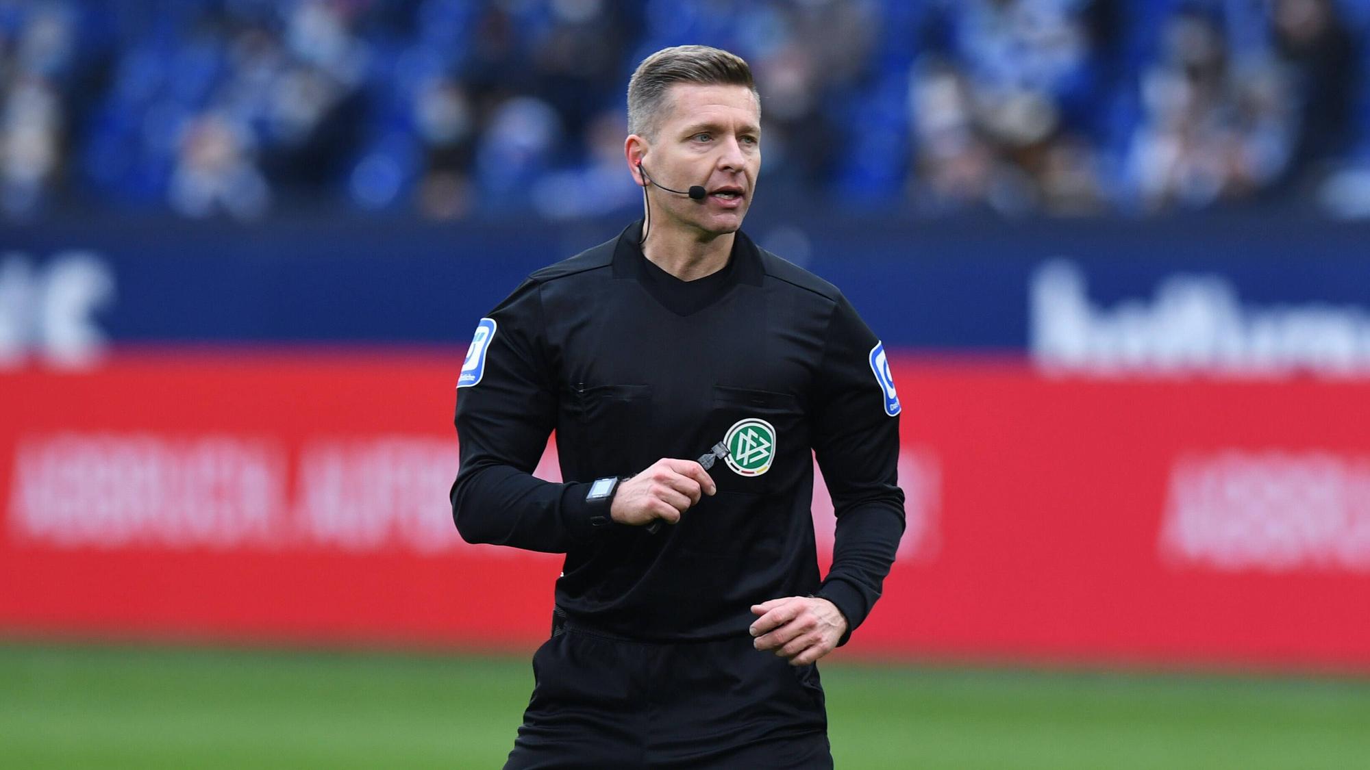 Schiedsrichter Tobias Welz, hier zu sehen am 5. Februar 2022 in Gelsenkirchen, fällt verletzt bei Gladbachs Heimspiel gegen Augsburg (12. Februar) aus.