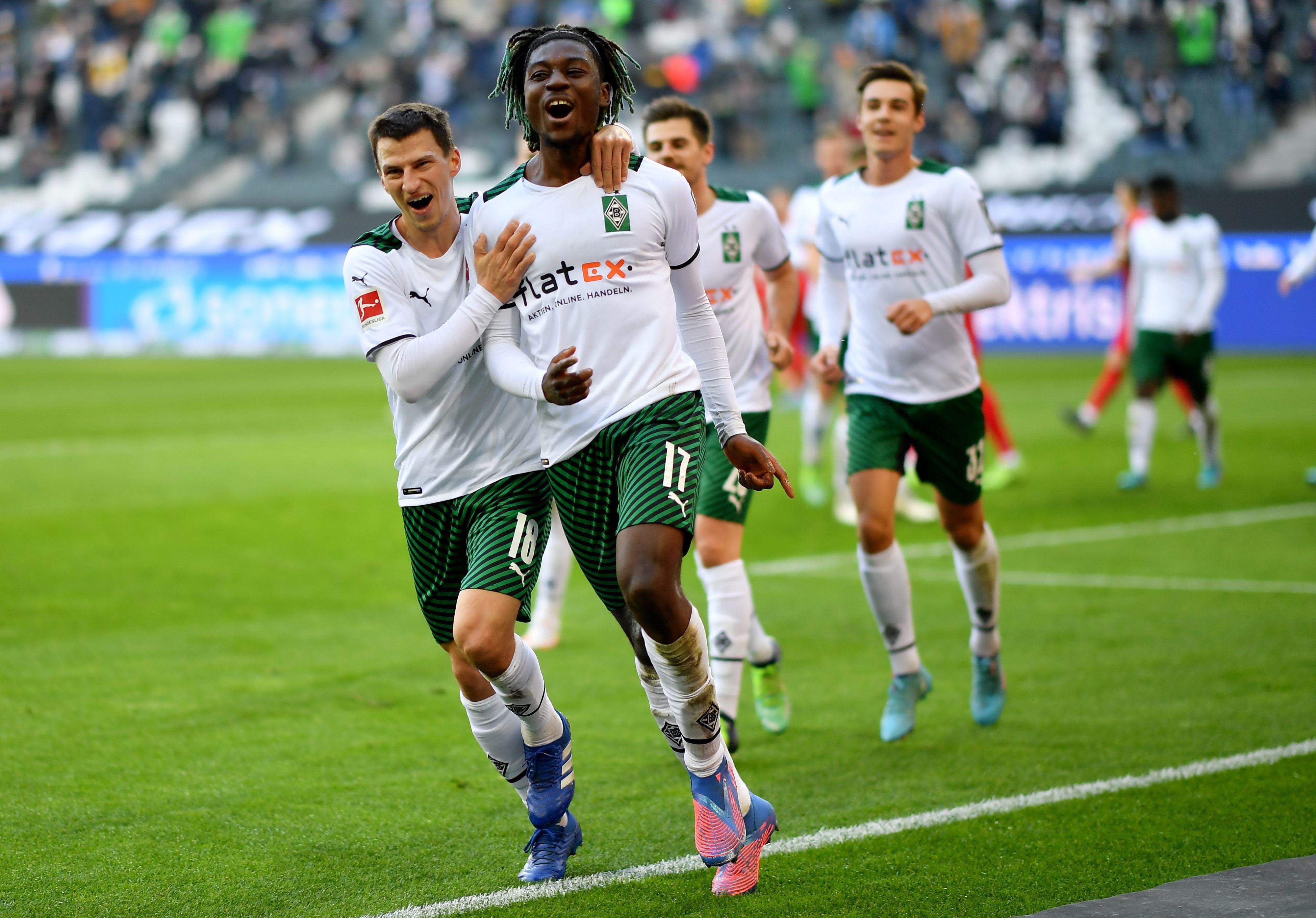 Manu Koné (r.) am Samstag (12. Februar 2022) beim  Torjubel mit Teamkollege Stefan Lainer (l.). Der Franzose brachte die Fohlen in der 30. Spielminute mit 1:0 im Borussia-Park in Führung.