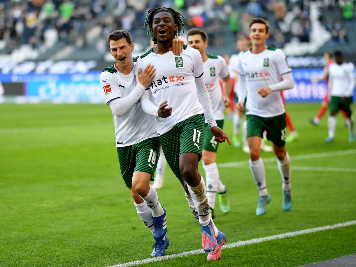 Manu Koné (r.) am Samstag (12. Februar 2022) beim Torjubel mit Teamkollege Stefan Lainer (l.). Der Franzose brachte die Fohlen in der 30. Spielminute mit 1:0 im Borussia-Park in Führung.