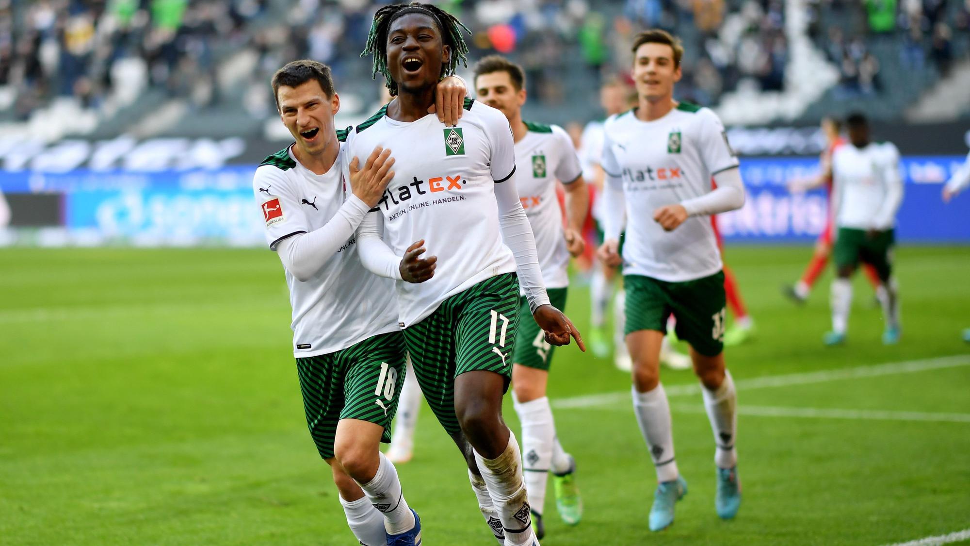 Manu Koné (r.) am Samstag (12. Februar 2022) beim Torjubel mit Teamkollege Stefan Lainer (l.). Der Franzose brachte die Fohlen in der 30. Spielminute mit 1:0 im Borussia-Park in Führung.