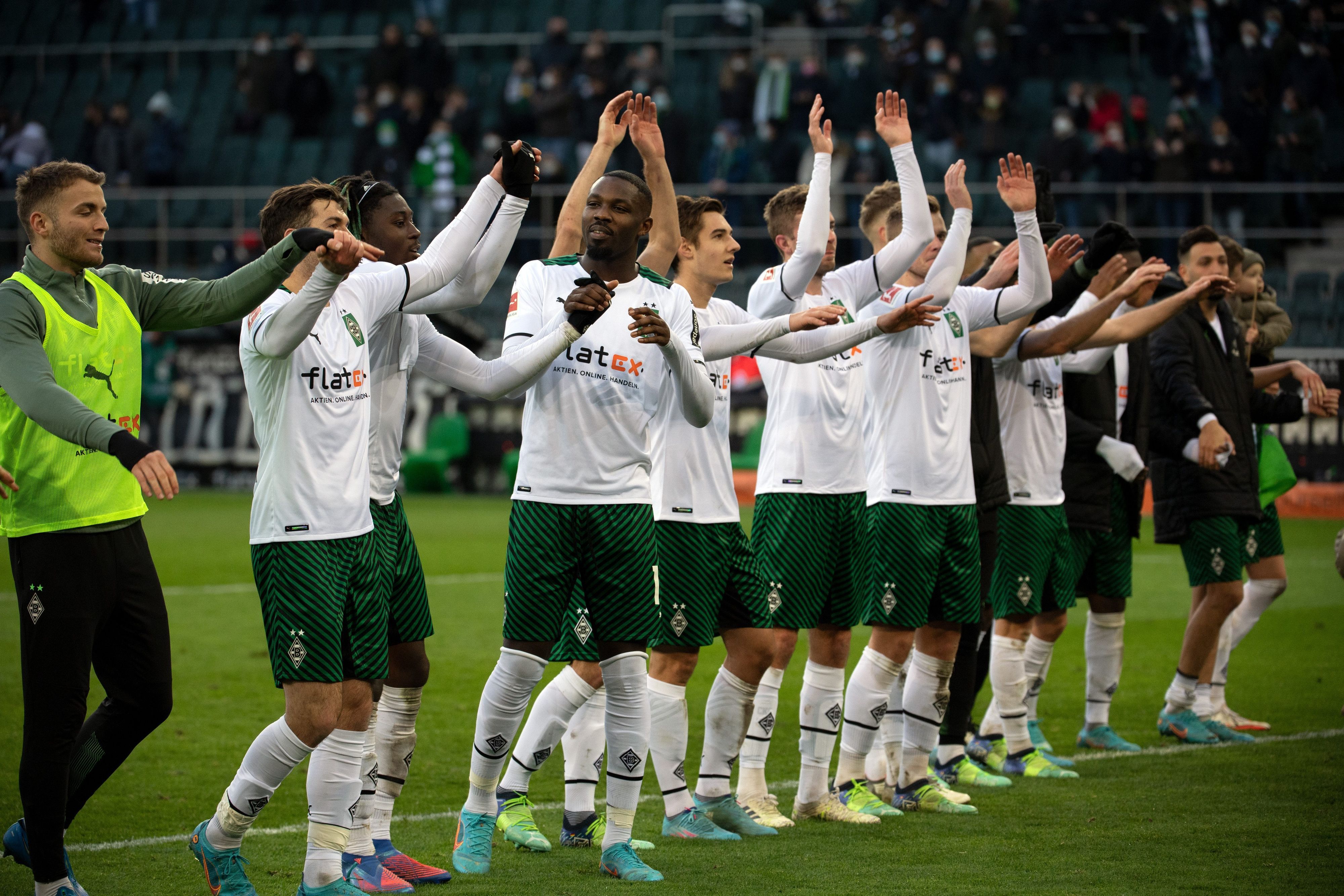 Die Mannschaft von Borussia Mönchengladbach feiert den 3:2-Sieg gegen Augsburg am 12. Februar 2022.