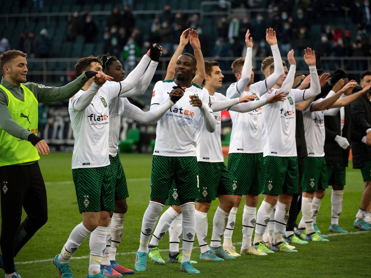Die Mannschaft von Borussia Mönchengladbach feiert den 3:2-Sieg gegen Augsburg am 12. Februar 2022.