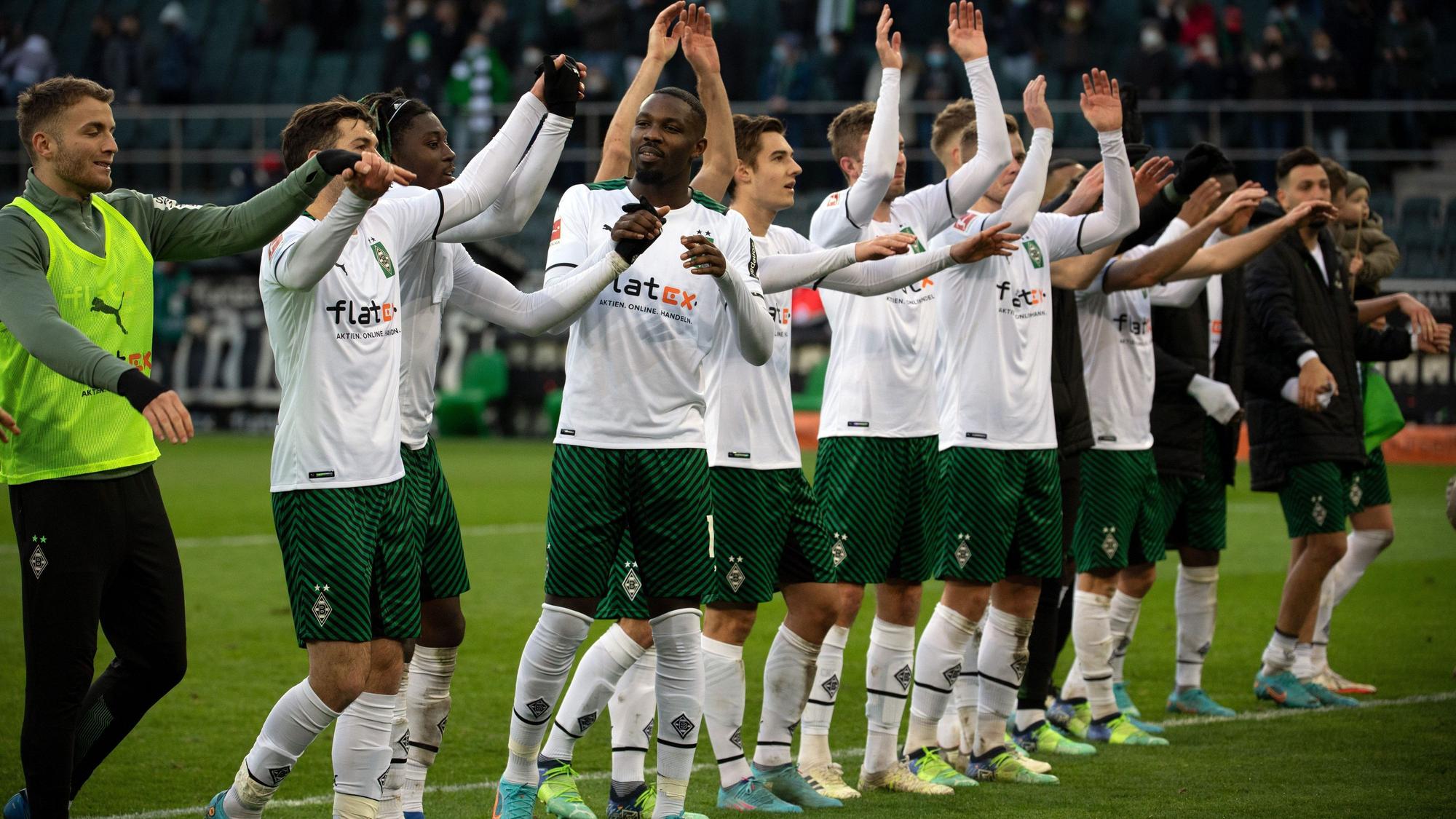 Die Mannschaft von Borussia Mönchengladbach feiert den 3:2-Sieg gegen Augsburg am 12. Februar 2022.