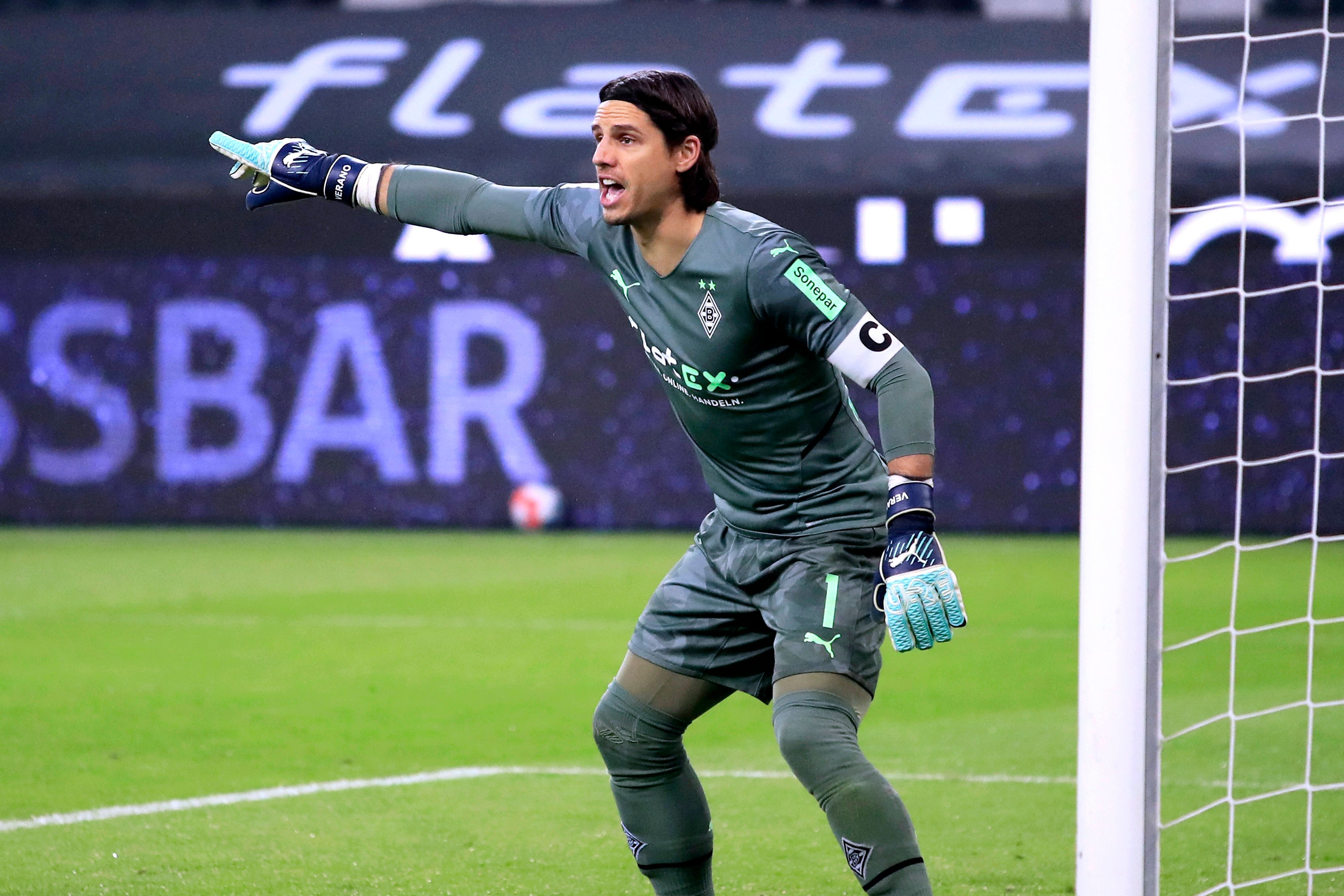Torhüter Yann Sommer von Fußball-Bundesligist Borussia Mönchengladbach. Auf diesem Foto ist der Schweizer am 22. Januar 2022 im Borussia-Park zu sehen. Sommer zeigt seinen Mitspielern etwas an.