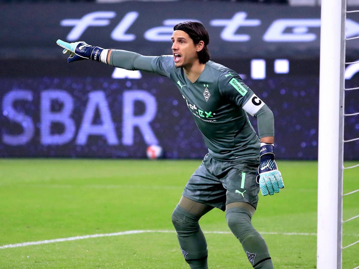 Torhüter Yann Sommer von Fußball-Bundesligist Borussia Mönchengladbach. Auf diesem Foto ist der Schweizer am 22. Januar 2022 im Borussia-Park zu sehen. Sommer zeigt seinen Mitspielern etwas an.