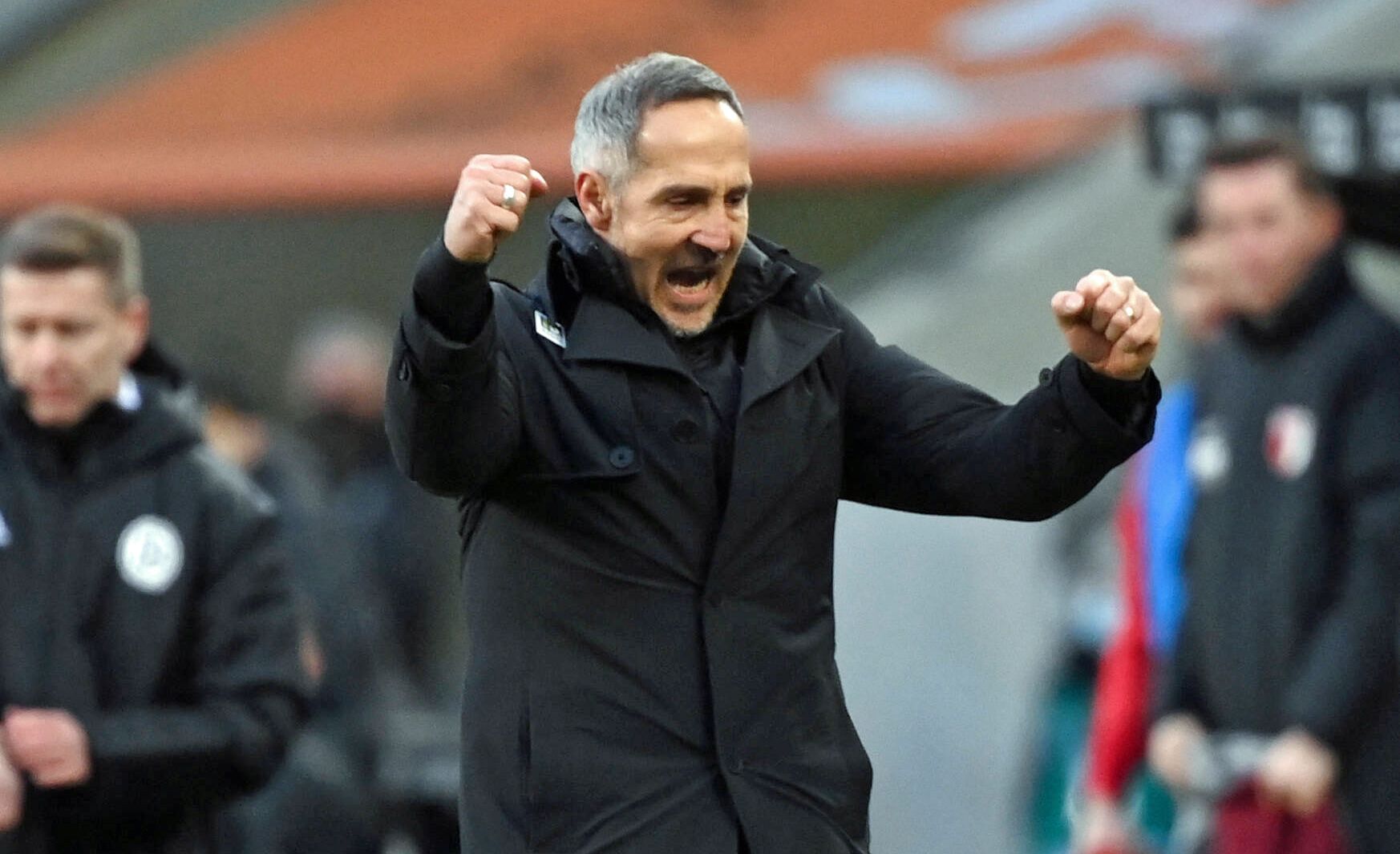 Trainer Adi Hütter bejubelt am 12. Februar 2022 im Borussia-Park den Heimsieg seiner Gladbacher gegen den FC Augsburg.