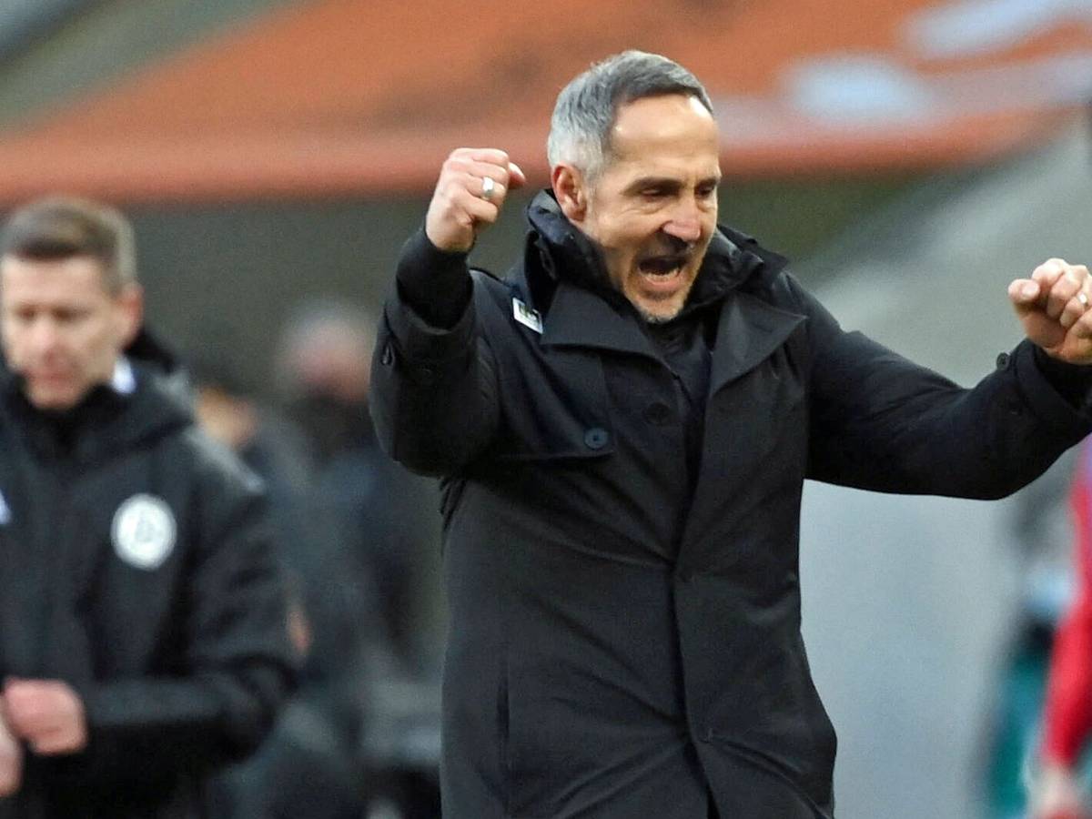 Trainer Adi Hütter bejubelt am 12. Februar 2022 im Borussia-Park den Heimsieg seiner Gladbacher gegen den FC Augsburg.