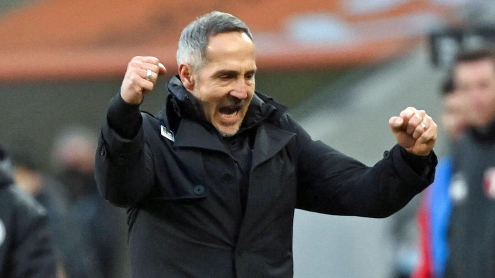 Trainer Adi Hütter bejubelt am 12. Februar 2022 im Borussia-Park den Heimsieg seiner Gladbacher gegen den FC Augsburg.