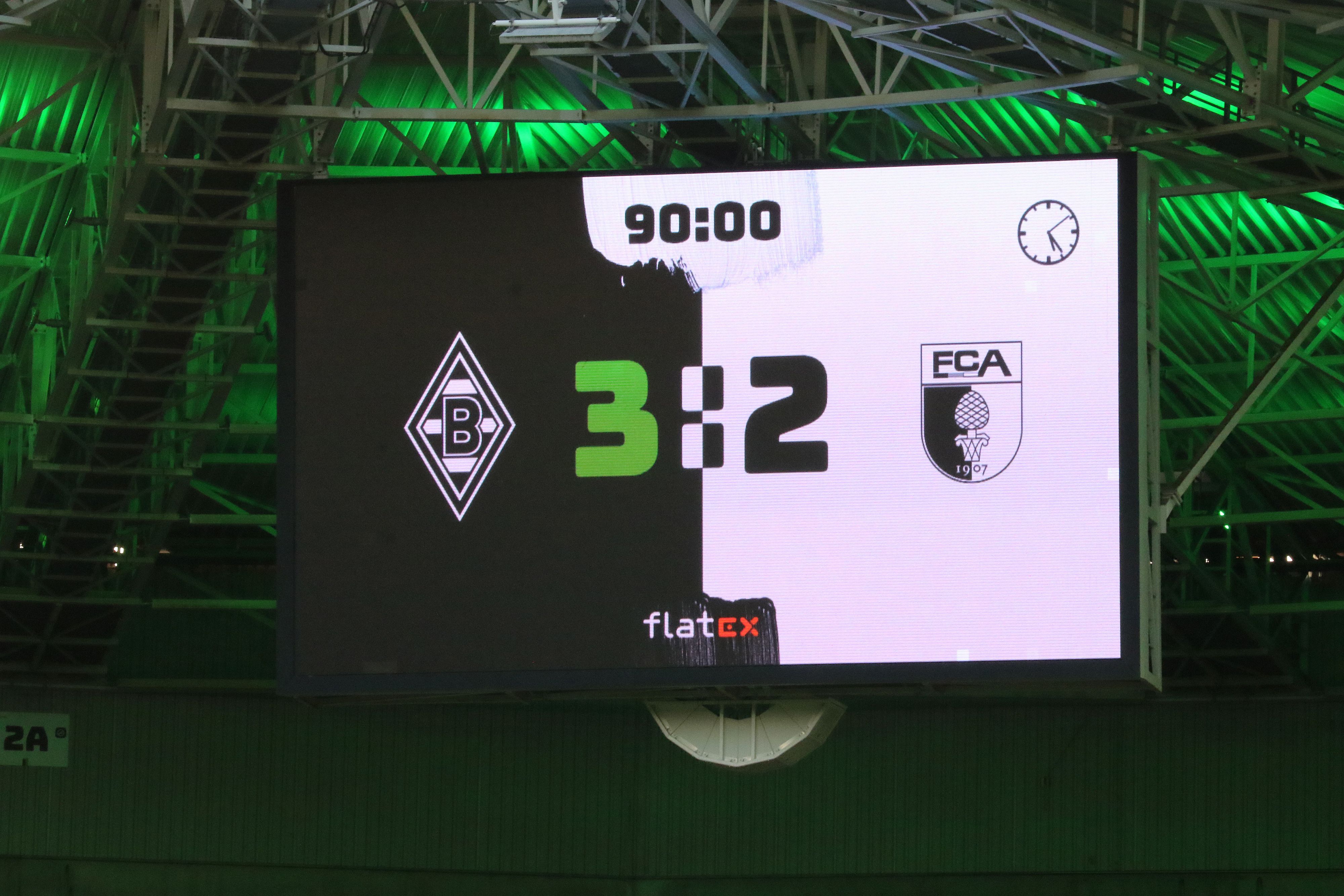 Die Anzeigetafel im Borussia-Park zeigt am Samstag (12. Februar 2022) das Endergebnis zwischen Borussia Mönchengladbach und dem FC Augsburg an – 3:2.