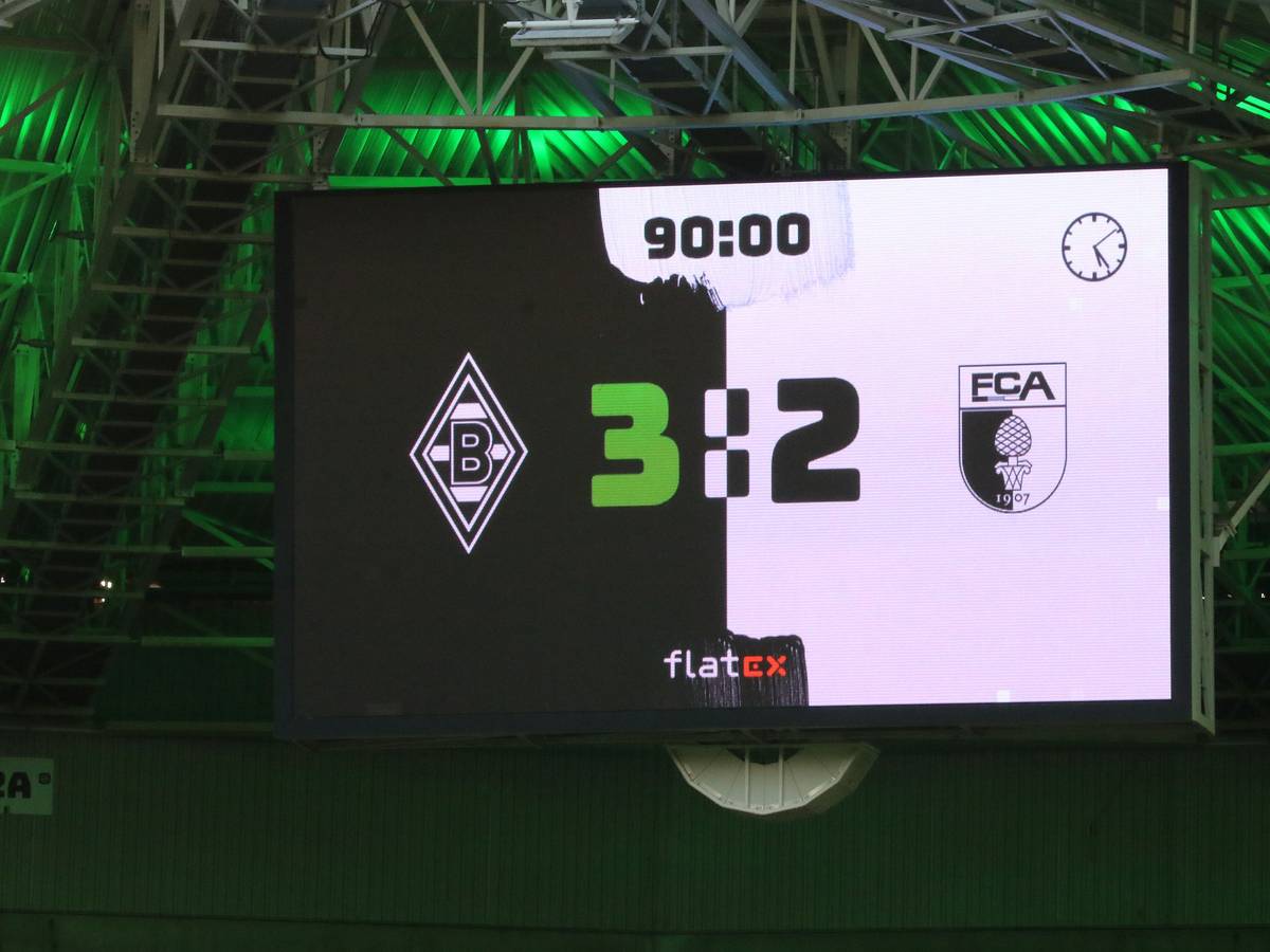 Die Anzeigetafel im Borussia-Park zeigt am Samstag (12. Februar 2022) das Endergebnis zwischen Borussia Mönchengladbach und dem FC Augsburg an – 3:2.