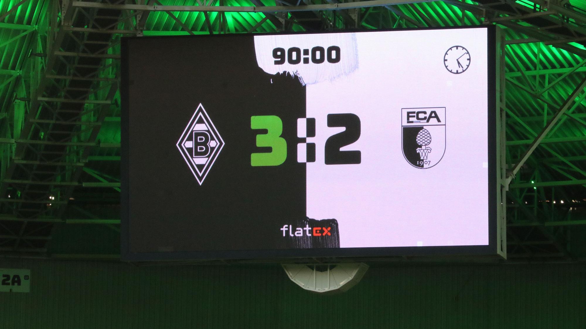 Die Anzeigetafel im Borussia-Park zeigt am Samstag (12. Februar 2022) das Endergebnis zwischen Borussia Mönchengladbach und dem FC Augsburg an – 3:2.