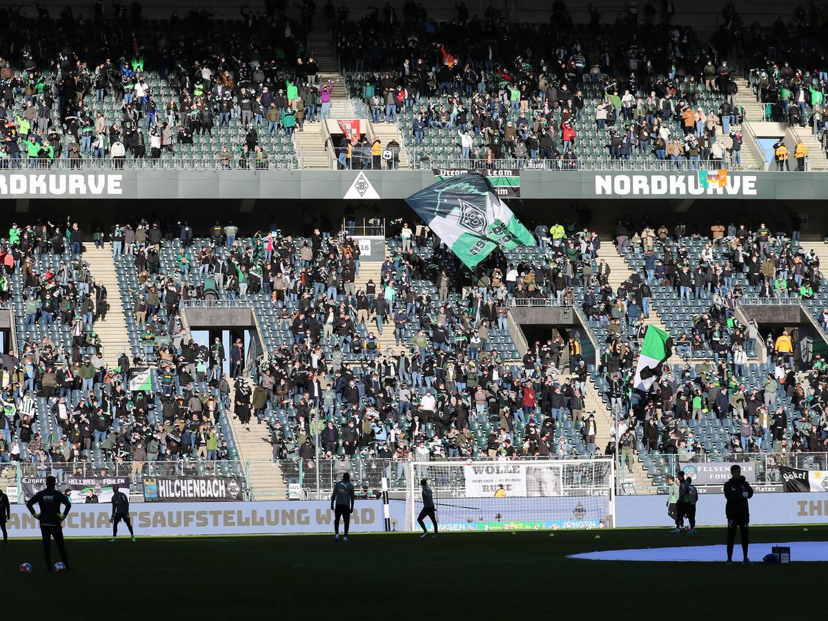 10.000 Fans verfolgten am Samstag (12. Februar 2022) im Borussia-Park das Match zwischen Borussia Mönchengladbach und dem FC Augsburg.