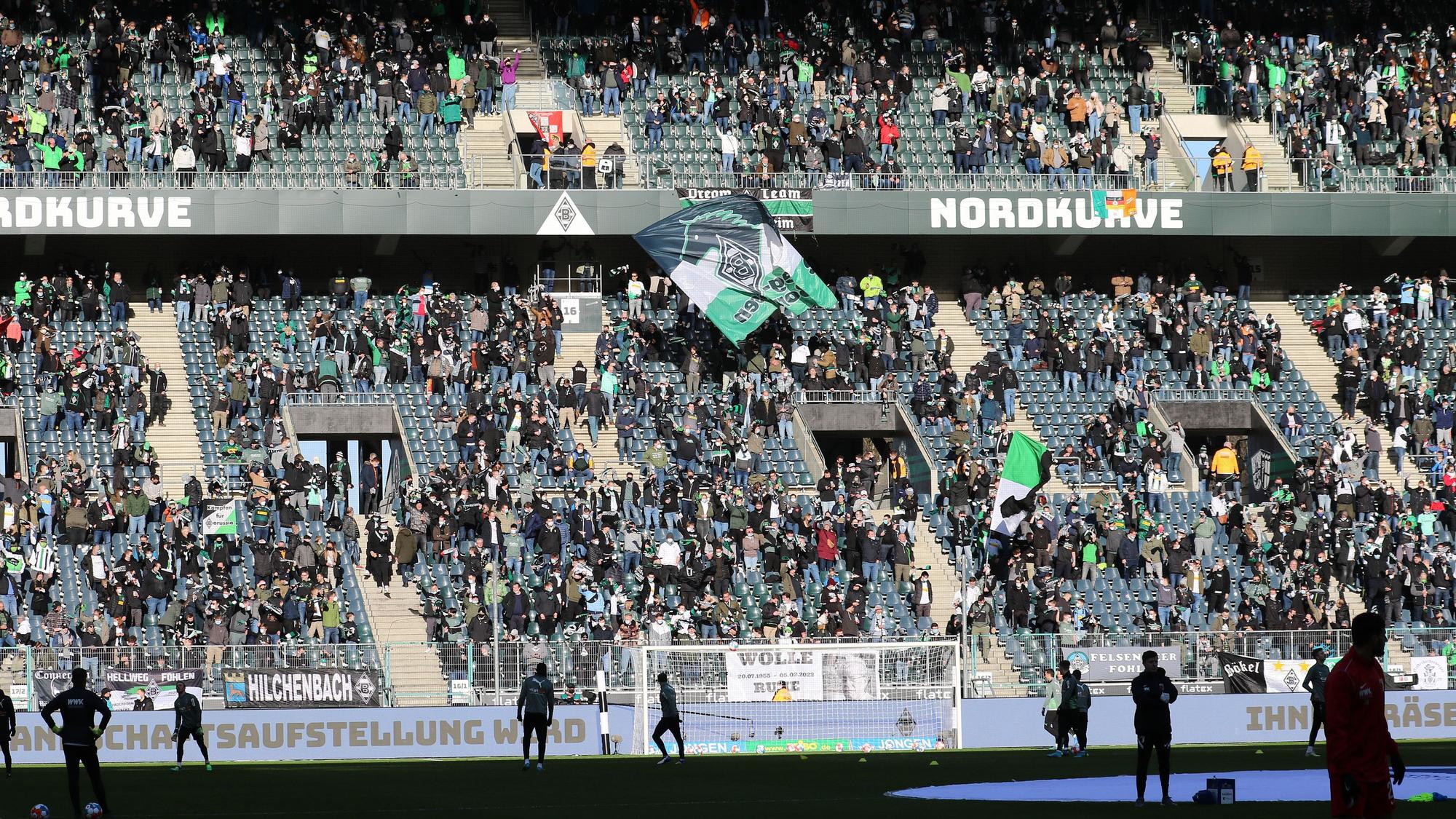 10.000 Fans verfolgten am Samstag (12. Februar 2022) im Borussia-Park das Match zwischen Borussia Mönchengladbach und dem FC Augsburg.