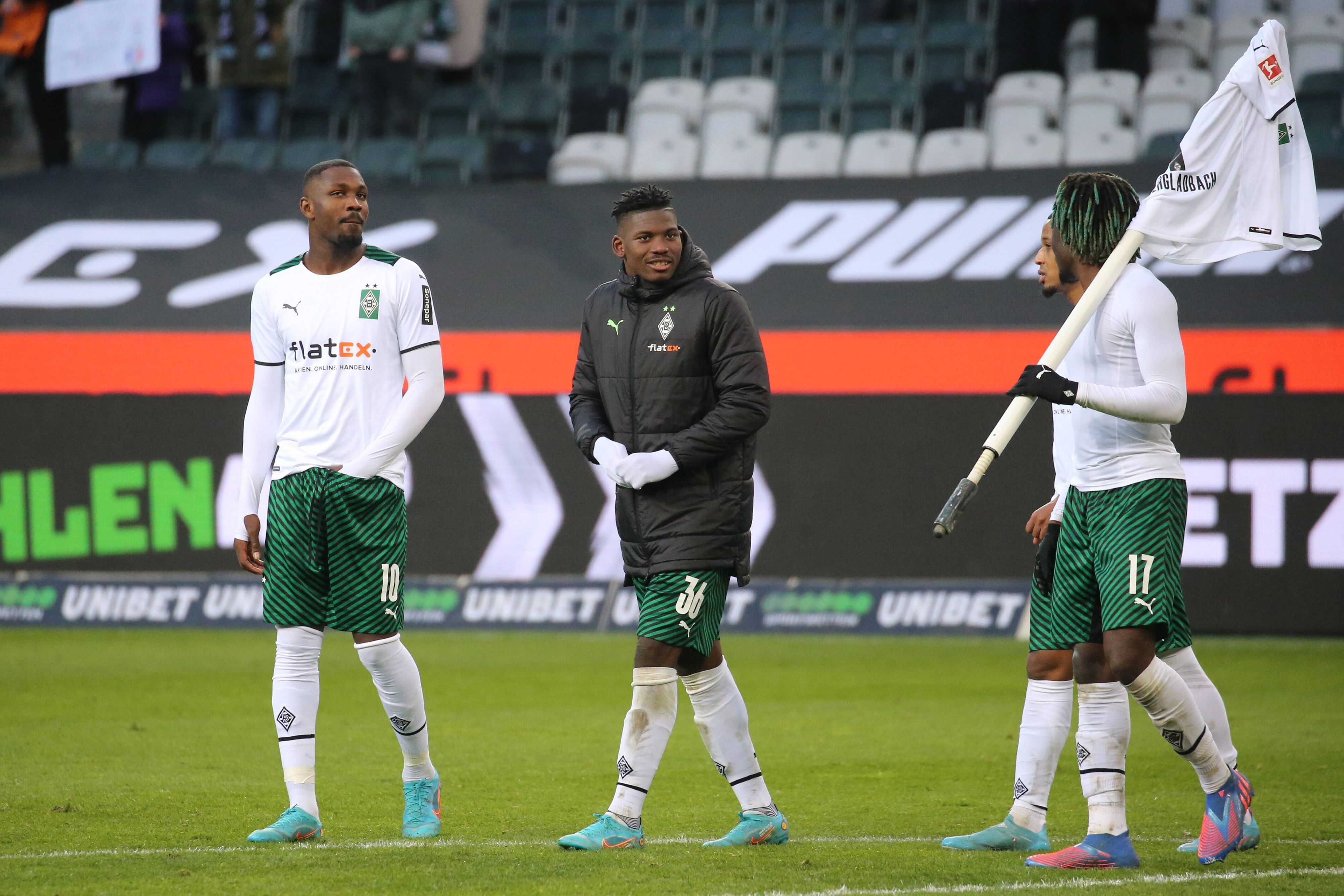 Positive Stimmung im Fohlen-Team am Samstag (12. Februar 2022) nach einem Heimspiel im Borussia-Park, wie hier (v.l.n.r.) bei Marcus Thuram, Breel Embolo, Alassane Plea und Manu Kone. In Gladbach ist das in diesem Jahr zum ersten Mal der Fall gewesen. Auch der Eckfahnen-Jubel ist wieder da.