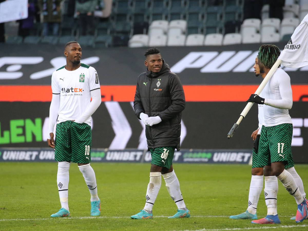 Positive Stimmung im Fohlen-Team am Samstag (12. Februar 2022) nach einem Heimspiel im Borussia-Park, wie hier (v.l.n.r.) bei Marcus Thuram, Breel Embolo, Alassane Plea und Manu Kone. In Gladbach ist das in diesem Jahr zum ersten Mal der Fall gewesen. Auch der Eckfahnen-Jubel ist wieder da.