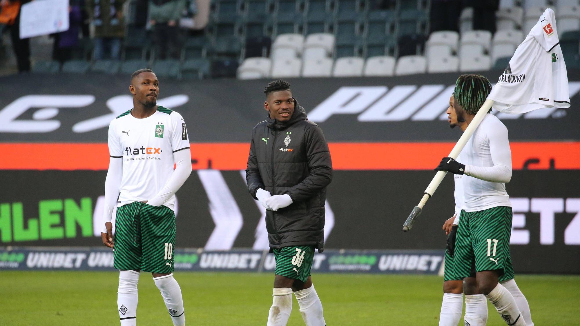 Positive Stimmung im Fohlen-Team am Samstag (12. Februar 2022) nach einem Heimspiel im Borussia-Park, wie hier (v.l.n.r.) bei Marcus Thuram, Breel Embolo, Alassane Plea und Manu Kone. In Gladbach ist das in diesem Jahr zum ersten Mal der Fall gewesen. Auch der Eckfahnen-Jubel ist wieder da.