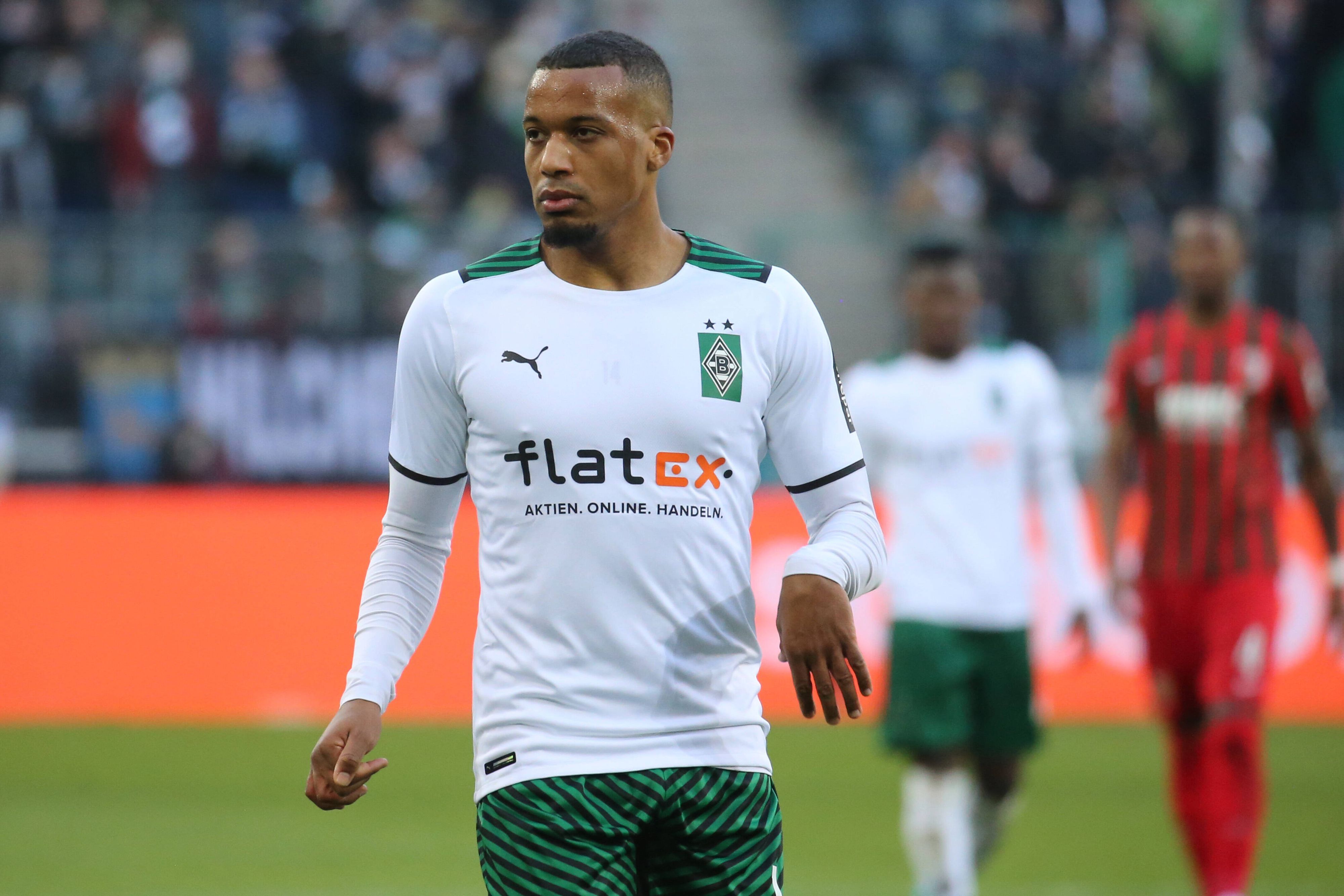 Offensivspieler Alassane Plea von Borussia Mönchengladbach. Auf diesem  Bild ist der Franzose am 12. Februar 2022 während des Bundesliga-Spiels gegen den FC Augsburg im Borussia Park zu sehen. Plea schaut zur Seite.