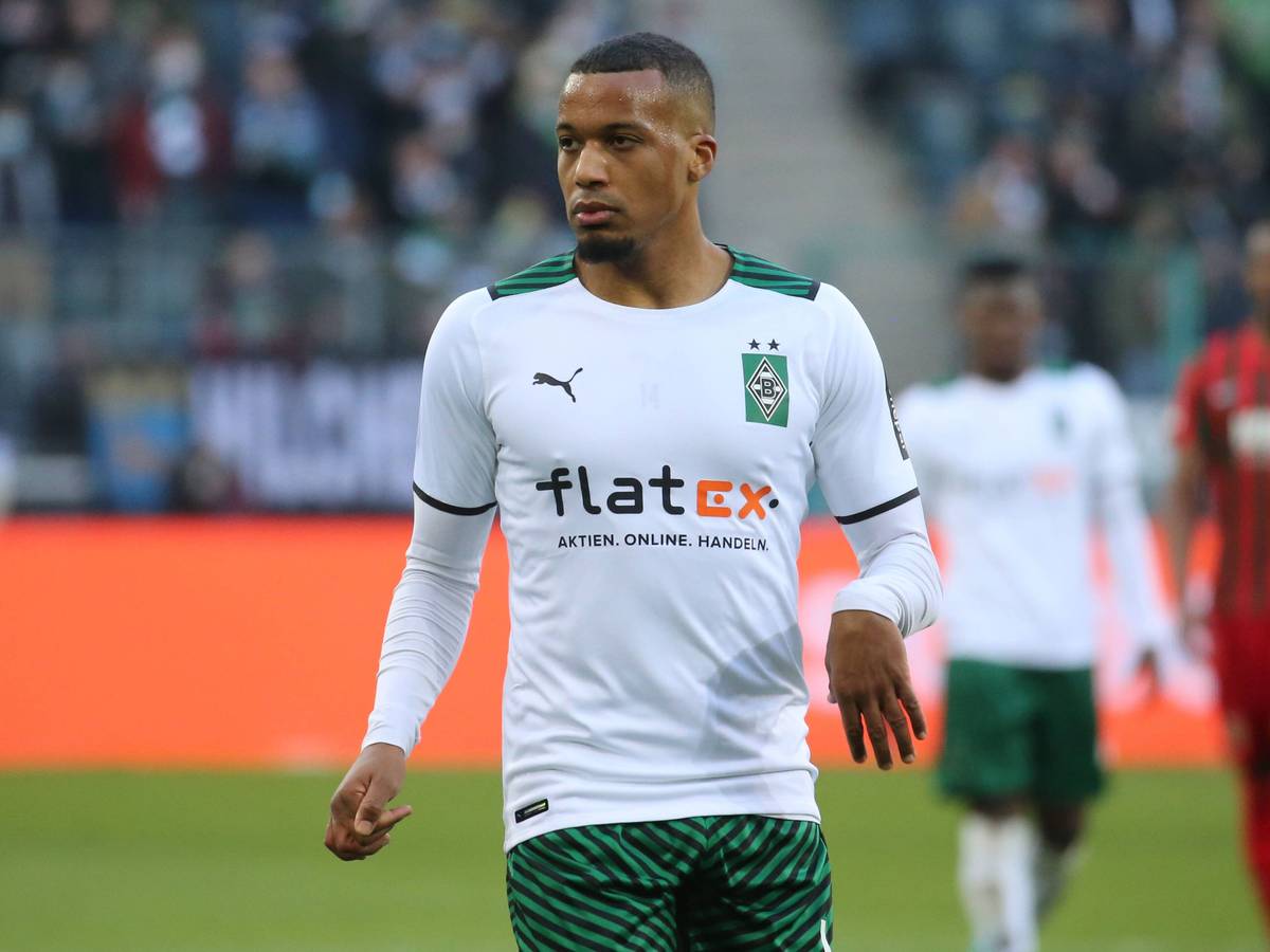 Offensivspieler Alassane Plea von Borussia Mönchengladbach. Auf diesem Bild ist der Franzose am 12. Februar 2022 während des Bundesliga-Spiels gegen den FC Augsburg im Borussia Park zu sehen. Plea schaut zur Seite.