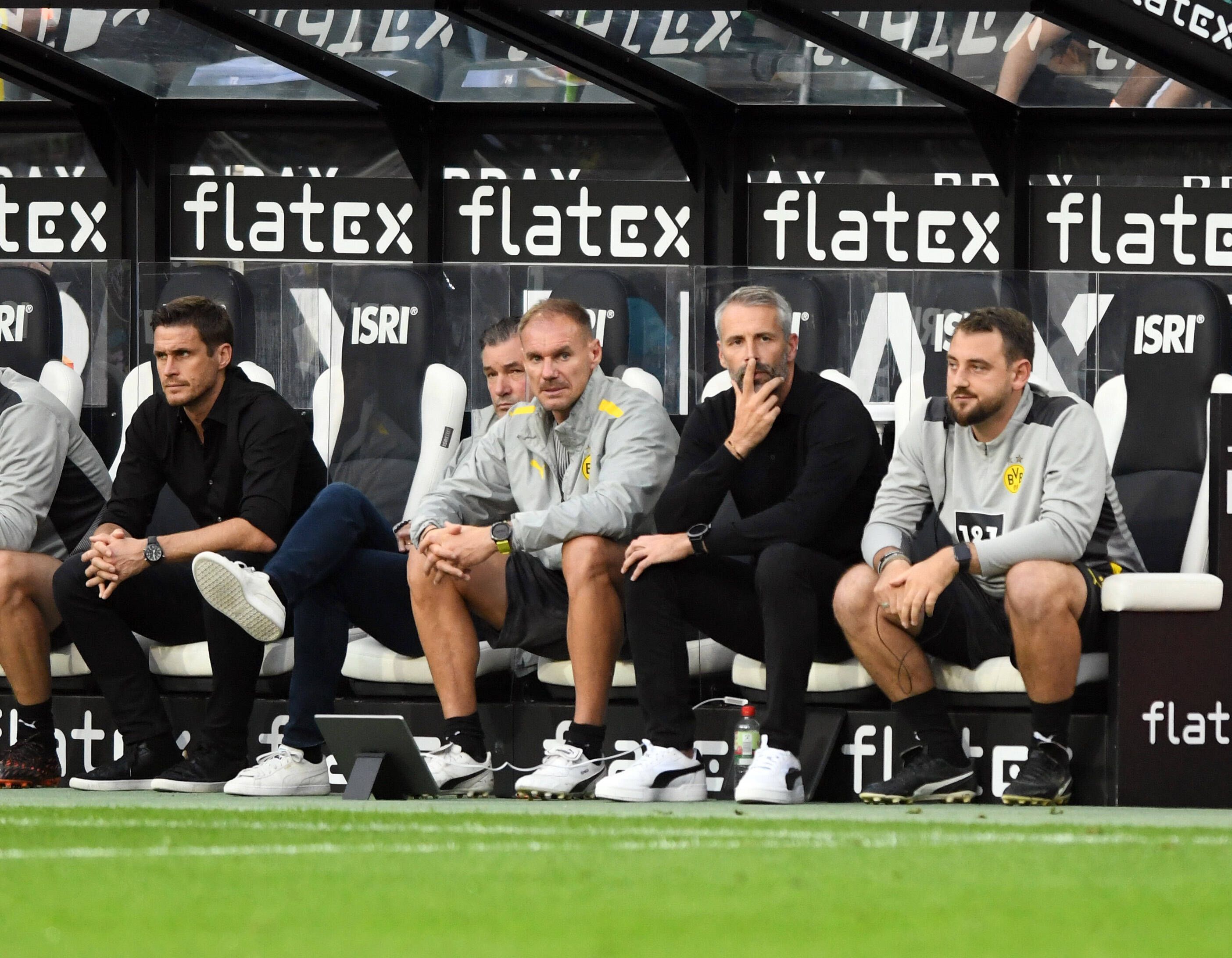 Sitzen seit dieser Saison bei Borussia Dortmund auf der Bank: Gladbachs ehemaliger Cheftrainer Marco Rose (Mitte) und seine Assistenten Alexander Zickler (l.) sowie Rene Maric (r.). Diese Aufnahme aus dem Borussia-Park stammt vom 25. September 2021. Die Dortmunder Trainer schauen unzufrieden auf das Spielgeschehen.