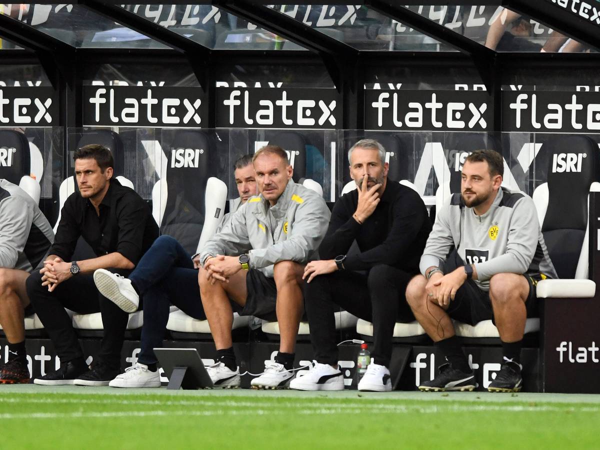 Das ehemalige Gladbach-Trainer-Trio auf der BVB-Bank im Borussia-Park: Alexander Zickler, Marco Rose und Rene Maric (v.l.n.r.), hier zu sehen am 25. September 2021.