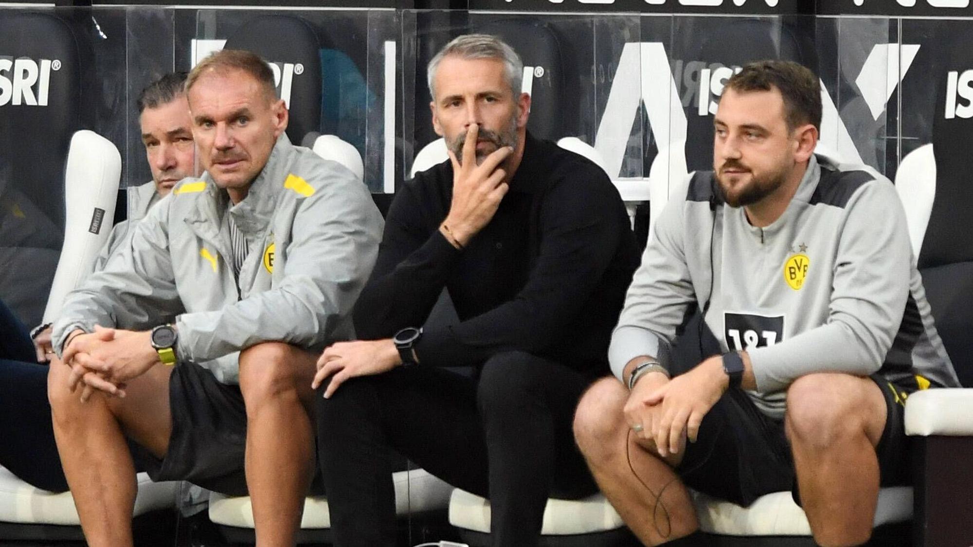 Sitzen seit dieser Saison bei Borussia Dortmund auf der Bank: Gladbachs ehemaliger Cheftrainer Marco Rose (Mitte) und seine Assistenten Alexander Zickler (l.) sowie Rene Maric (r.). Diese Aufnahme aus dem Borussia-Park stammt vom 25. September 2021. Die Dortmunder Trainer schauen unzufrieden auf das Spielgeschehen.
