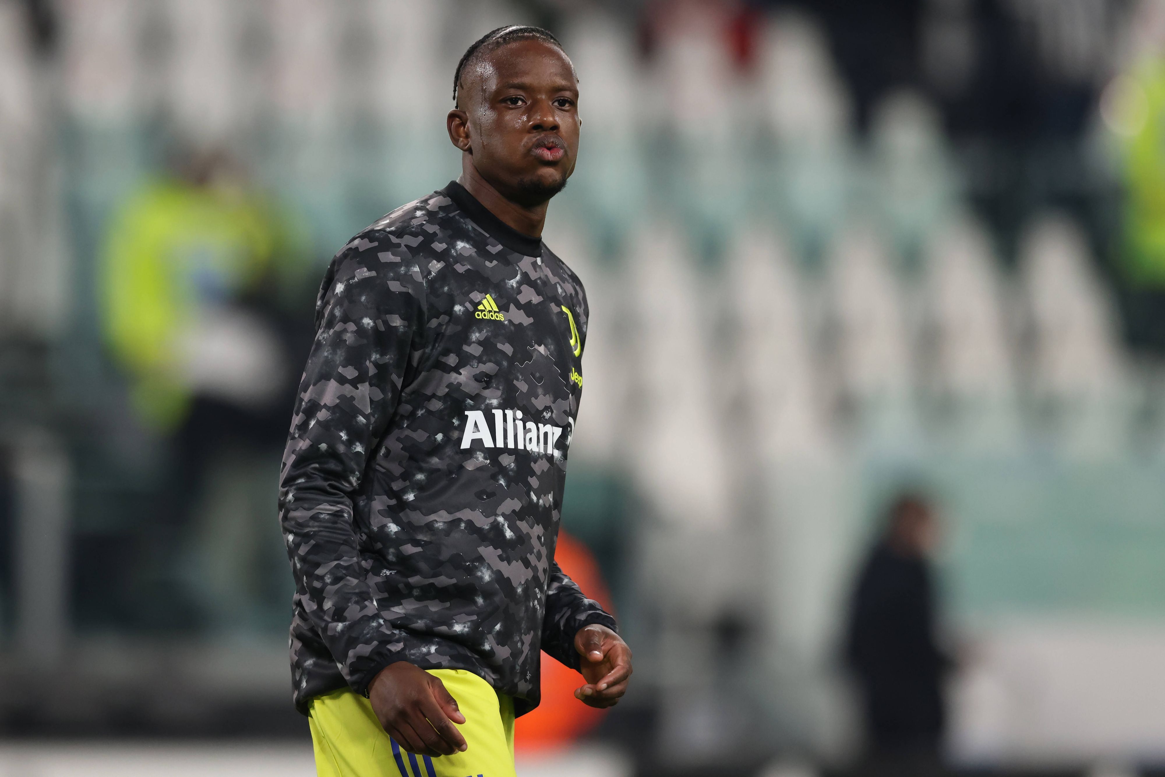 Mittelfeldspieler Denis Zakaria vom italienischen Top-Klub Juventus Turin. Auf diesem Foto ist der ehemalige Gladbach-Profi am 10. Februar 2022 im „Allianz Stadium“ zu sehen. Zakaria schaut beim Aufwärmen auf das Spielfeld.