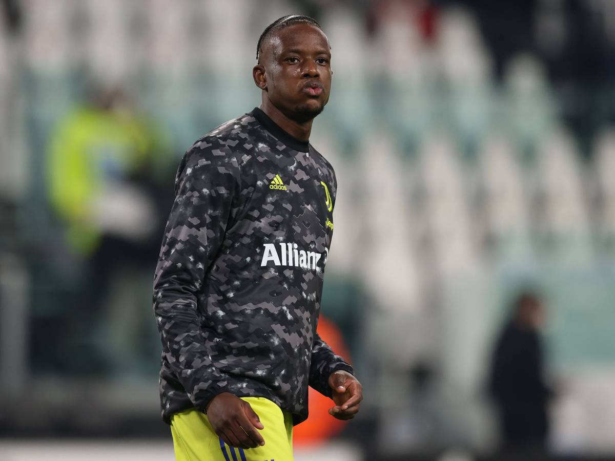 Mittelfeldspieler Denis Zakaria vom italienischen Top-Klub Juventus Turin. Auf diesem Foto ist der ehemalige Gladbach-Profi am 10. Februar 2022 im „Allianz Stadium“ zu sehen. Zakaria schaut beim Aufwärmen auf das Spielfeld.