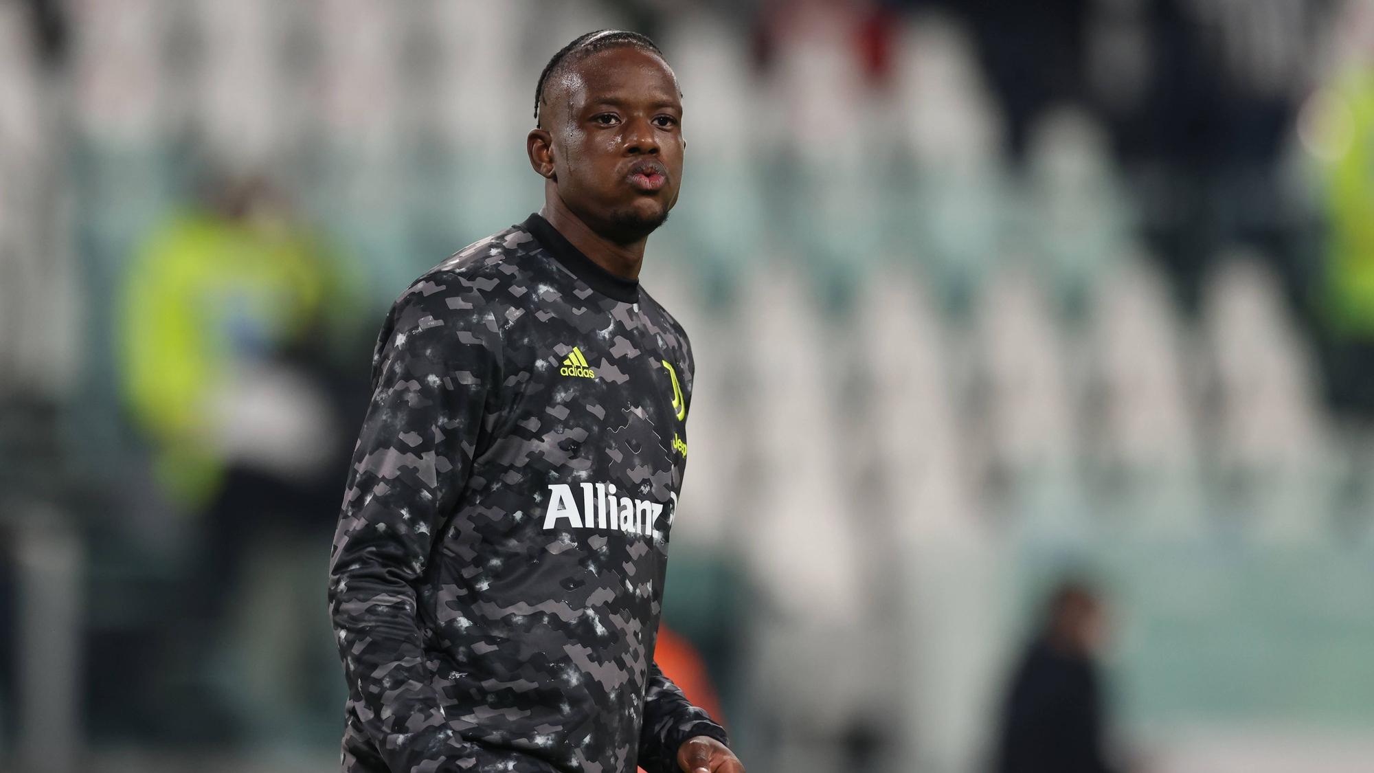 Mittelfeldspieler Denis Zakaria vom italienischen Top-Klub Juventus Turin. Auf diesem Foto ist der ehemalige Gladbach-Profi am 10. Februar 2022 im „Allianz Stadium“ zu sehen. Zakaria schaut beim Aufwärmen auf das Spielfeld.