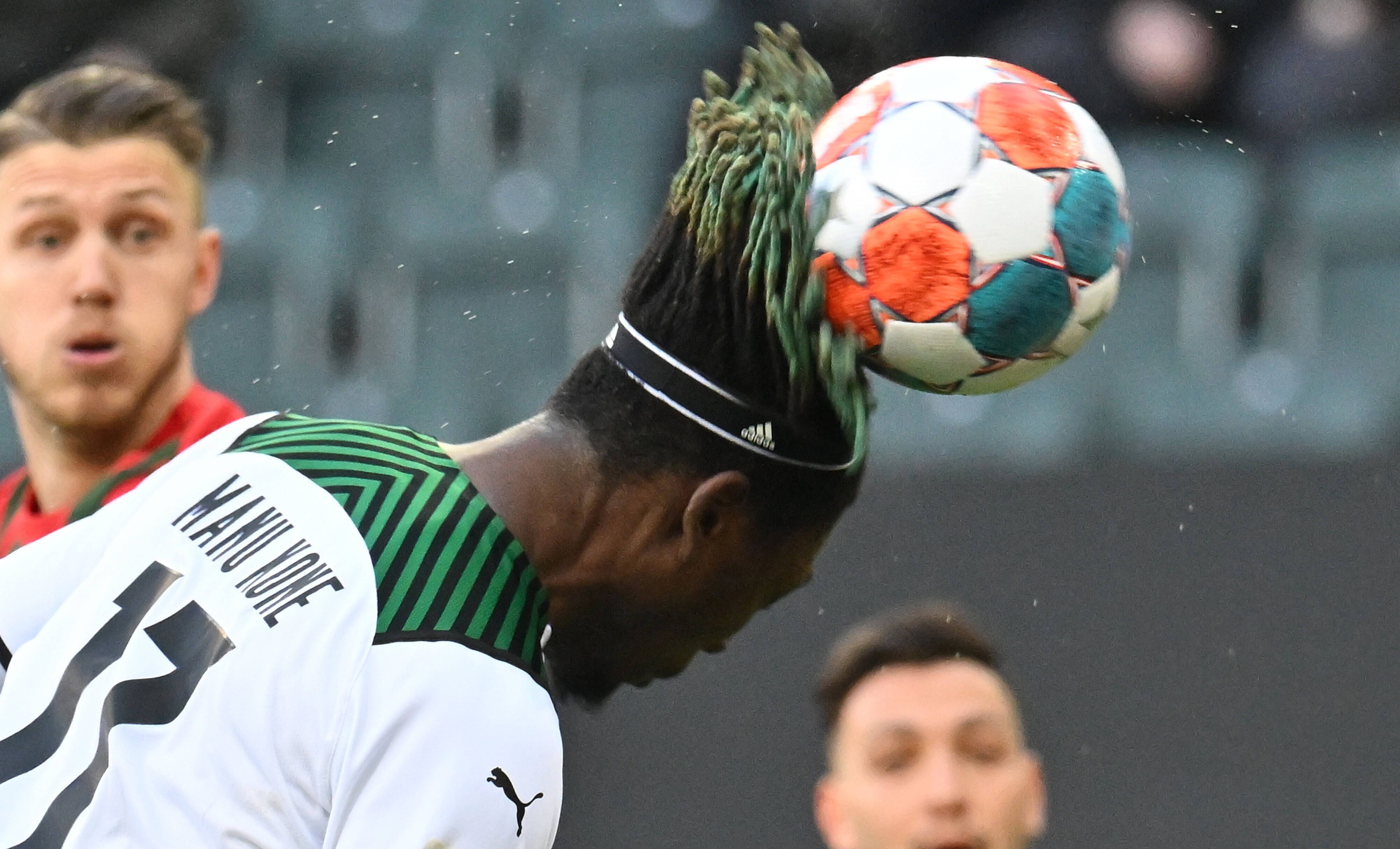Manu Koné, Mittelfeldspieler von Borussia Mönchengladbach, trifft in dieser Szene am 12. Februar 2022 zum 1:0 im Borussia-Park gegen den FC Augsburg. Am Ende siegen die Fohlen mit 3:2. Koné berührt mit dem Oberkopf und seinen Dreadlocks den Ball.