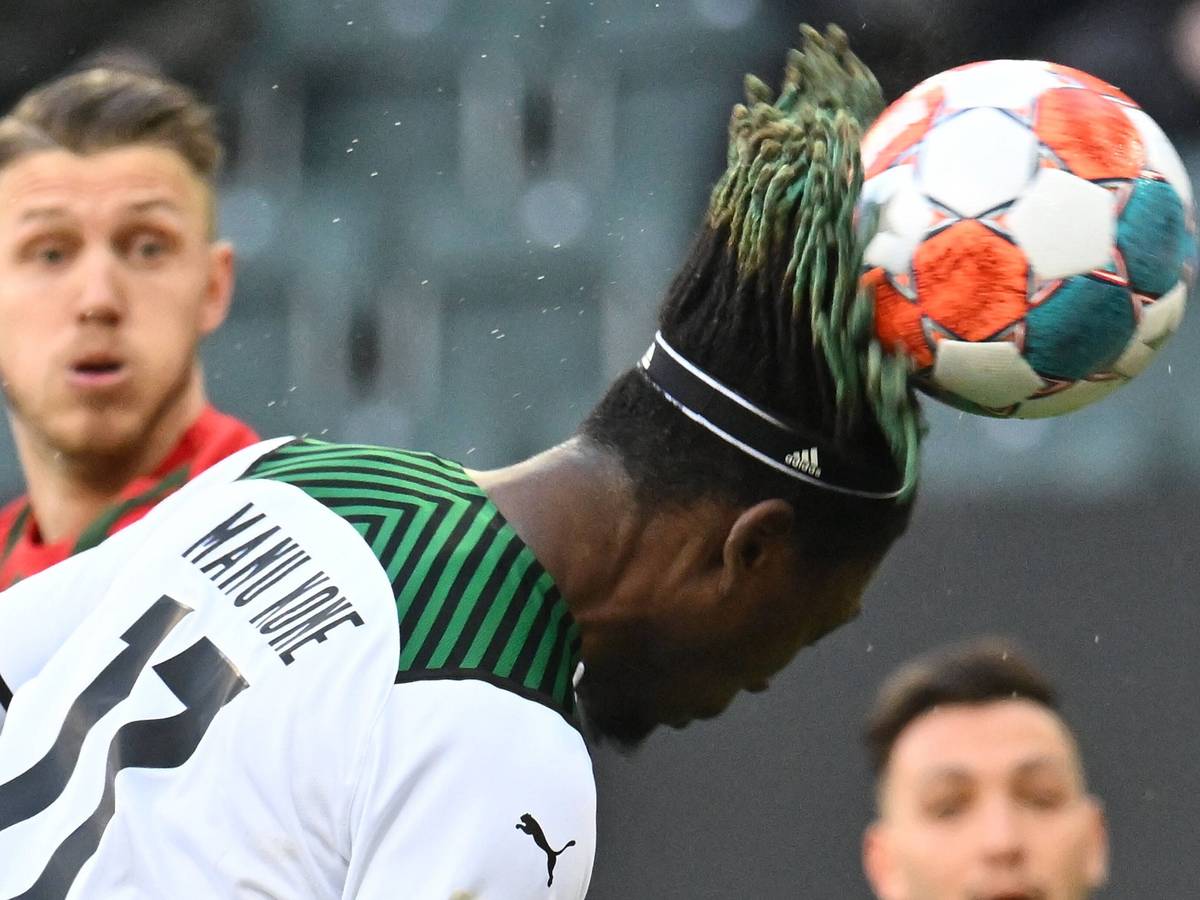 Manu Koné, Mittelfeldspieler von Borussia Mönchengladbach, trifft in dieser Szene am 12. Februar 2022 zum 1:0 im Borussia-Park gegen den FC Augsburg. Am Ende siegen die Fohlen mit 3:2. Koné berührt mit dem Oberkopf und seinen Dreadlocks den Ball.