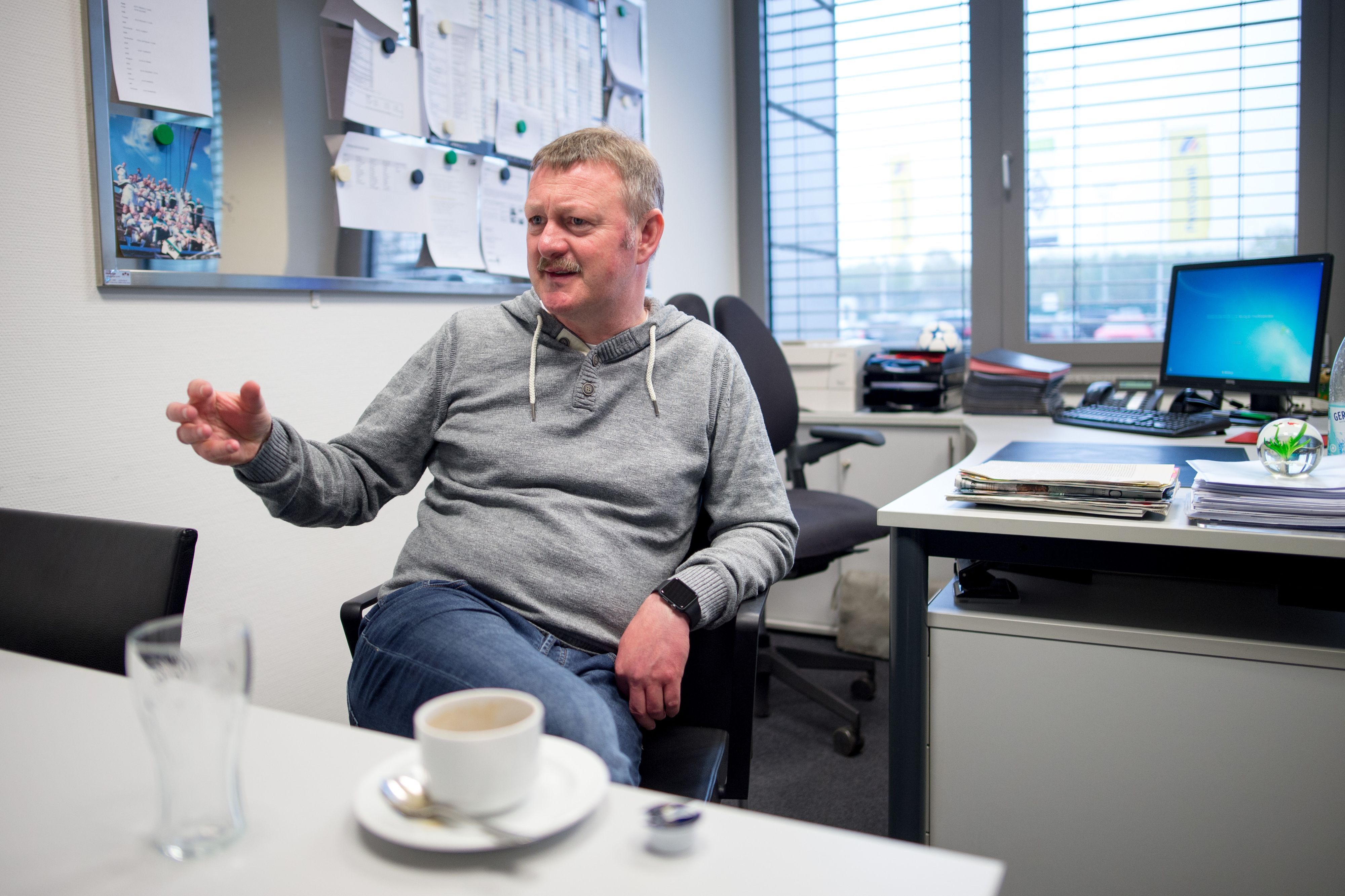 Roland Virkus gestikuliert am 27. April 2016 in seinem Büro im Borussia-Park.