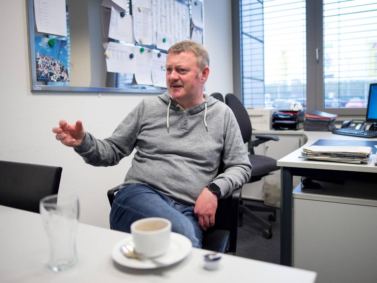 Roland Virkus gestikuliert am 27. April 2016 in seinem Büro im Borussia-Park.