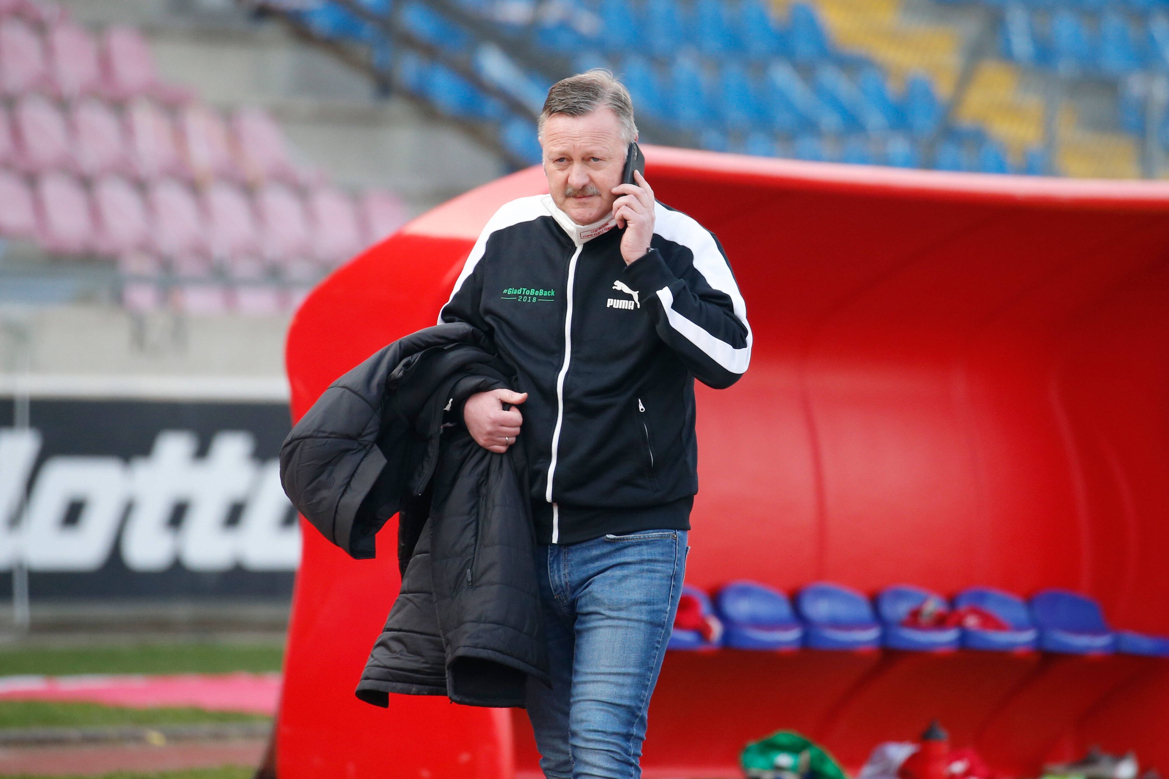 Roland Virkus, Manager von Borussia Mönchengladbach, am 1. April 2022 telefonierend bei einem Spiel der U23.
