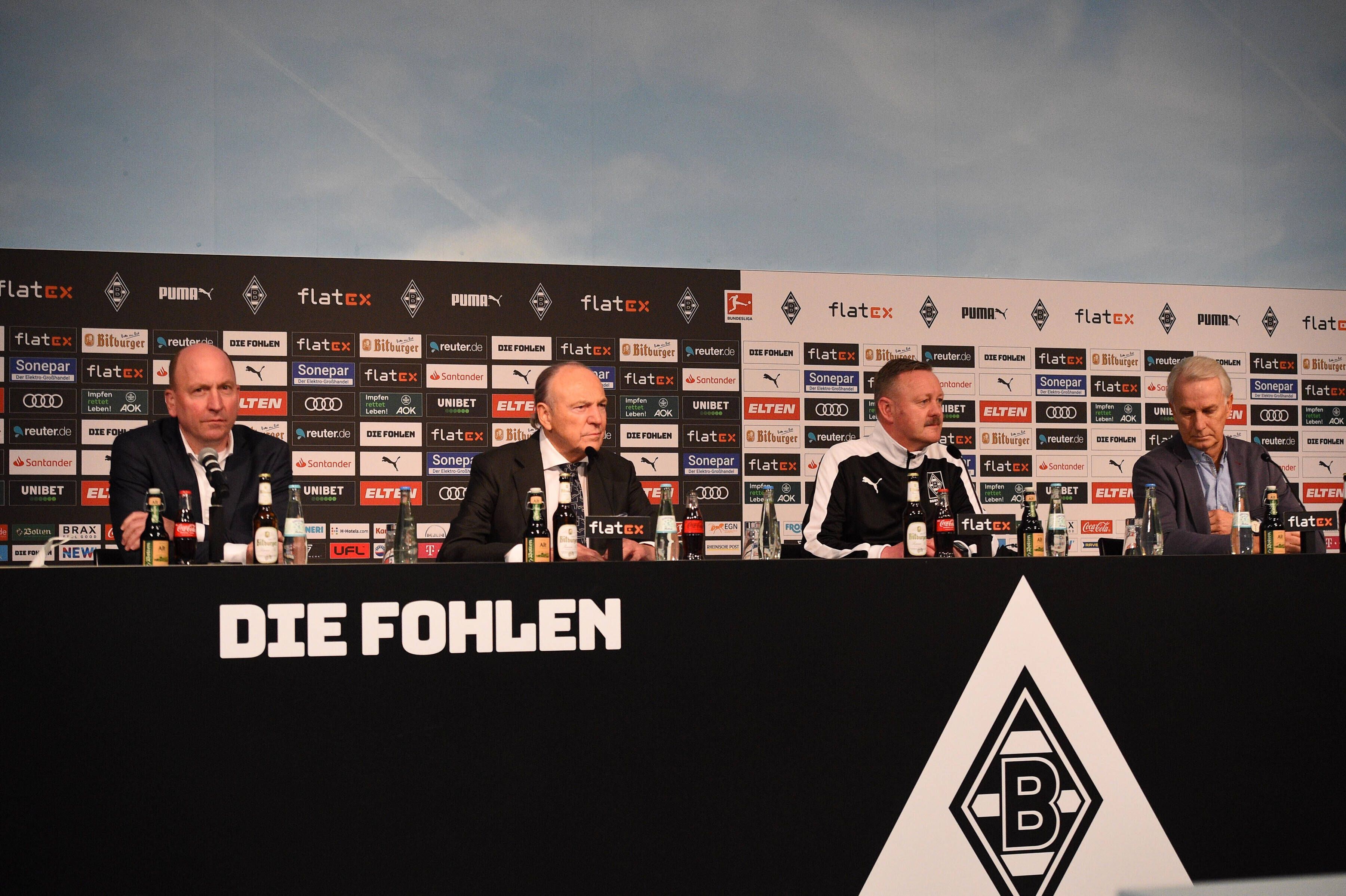 xnjx, 15.02.2022 Moenchengladbach 1. Fussball-Bundesliga Borussia Moenchengladbach Vorstellung des neuen Sportdirektors Roland Virus v. li. Stephan Schippers Geschaeftsfuehrer Gladbach, Rolf Koenigs Praesident Gladbach, Roland Virkus, der neue Gladbacher Sportdirektor, Rainer Bonhof Vize-Praesident