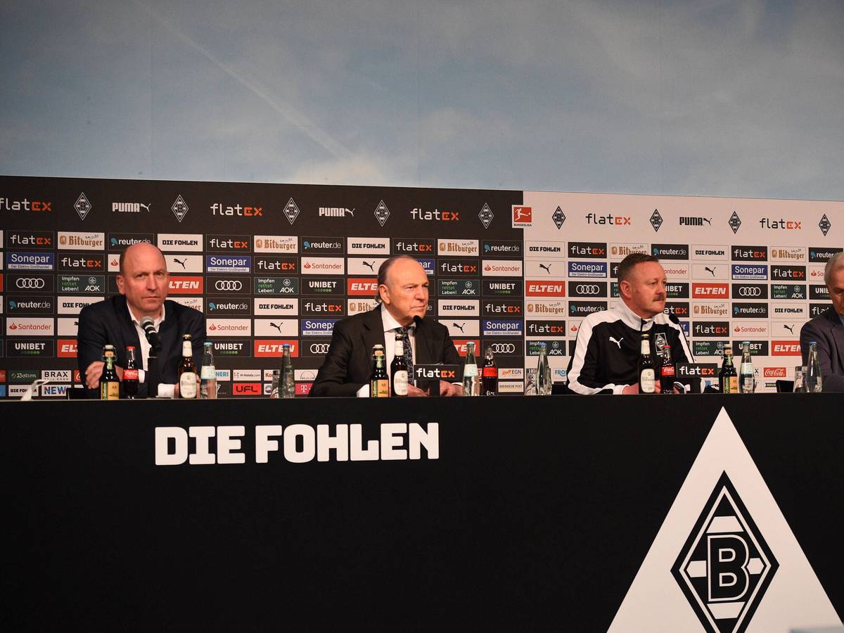 xnjx, 15.02.2022 Moenchengladbach 1. Fussball-Bundesliga Borussia Moenchengladbach Vorstellung des neuen Sportdirektors Roland Virus v. li. Stephan Schippers Geschaeftsfuehrer Gladbach, Rolf Koenigs Praesident Gladbach, Roland Virkus, der neue Gladbacher Sportdirektor, Rainer Bonhof Vize-Praesident
