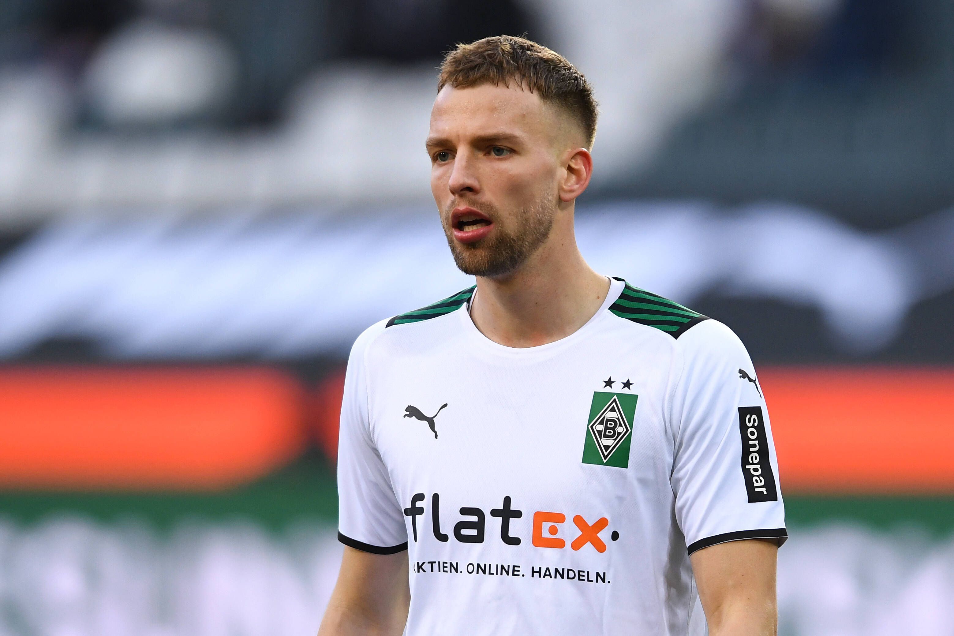 Gladbach-Verteidiger Marvin Friedrich, auf diesem Foto am 12. Februar 2022 im Borussia-Park zu sehen. Friedrich schaut nach vorne auf das Spielgeschehen.