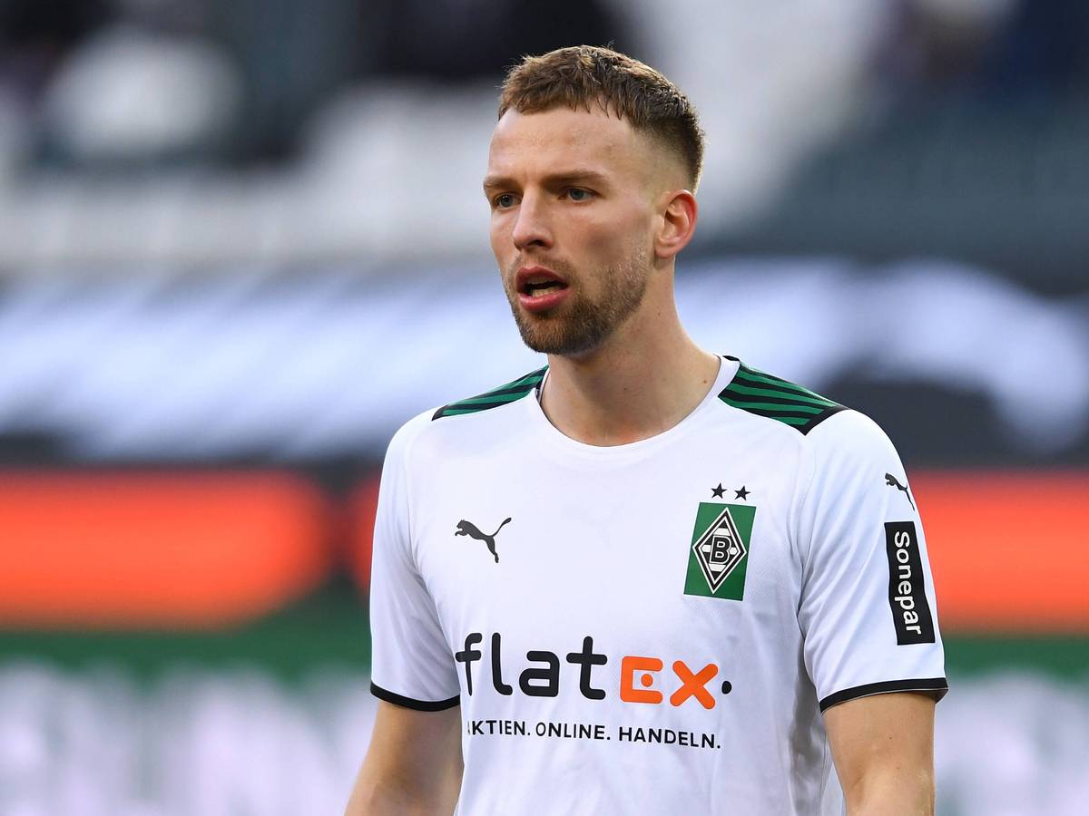 Marvin Friedrich, Verteidiger von Borussia Mönchengladbach. Hier ist der 26-Jährige am 12. Februar 2022 im Borussia-Park während des Bundesliga-Spiels gegen den FC Augsburg zu sehen. Friedrich schaut nach vorne.