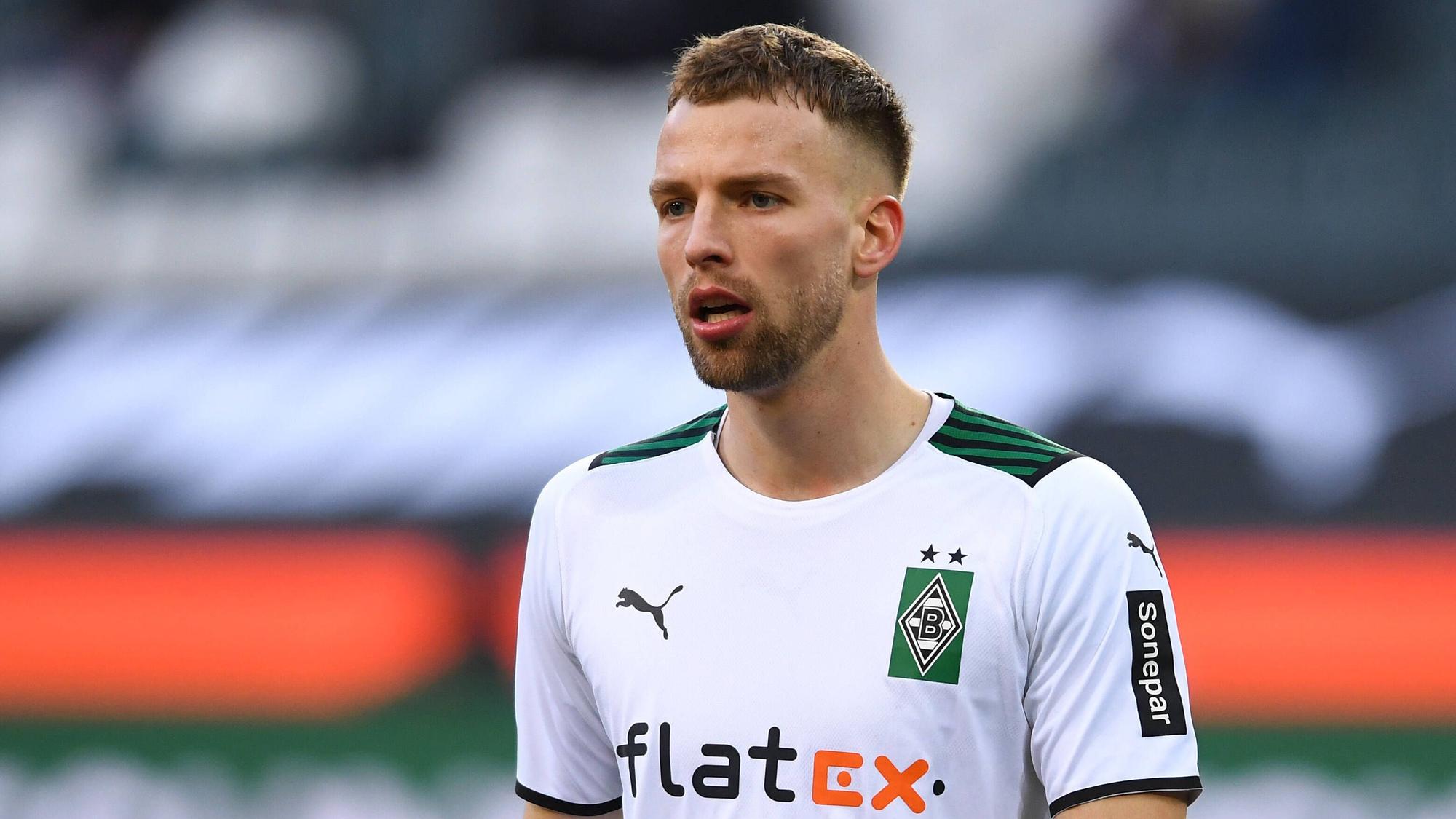 Gladbach-Verteidiger Marvin Friedrich, auf diesem Foto am 12. Februar 2022 im Borussia-Park zu sehen. Friedrich schaut nach vorne auf das Spielgeschehen.