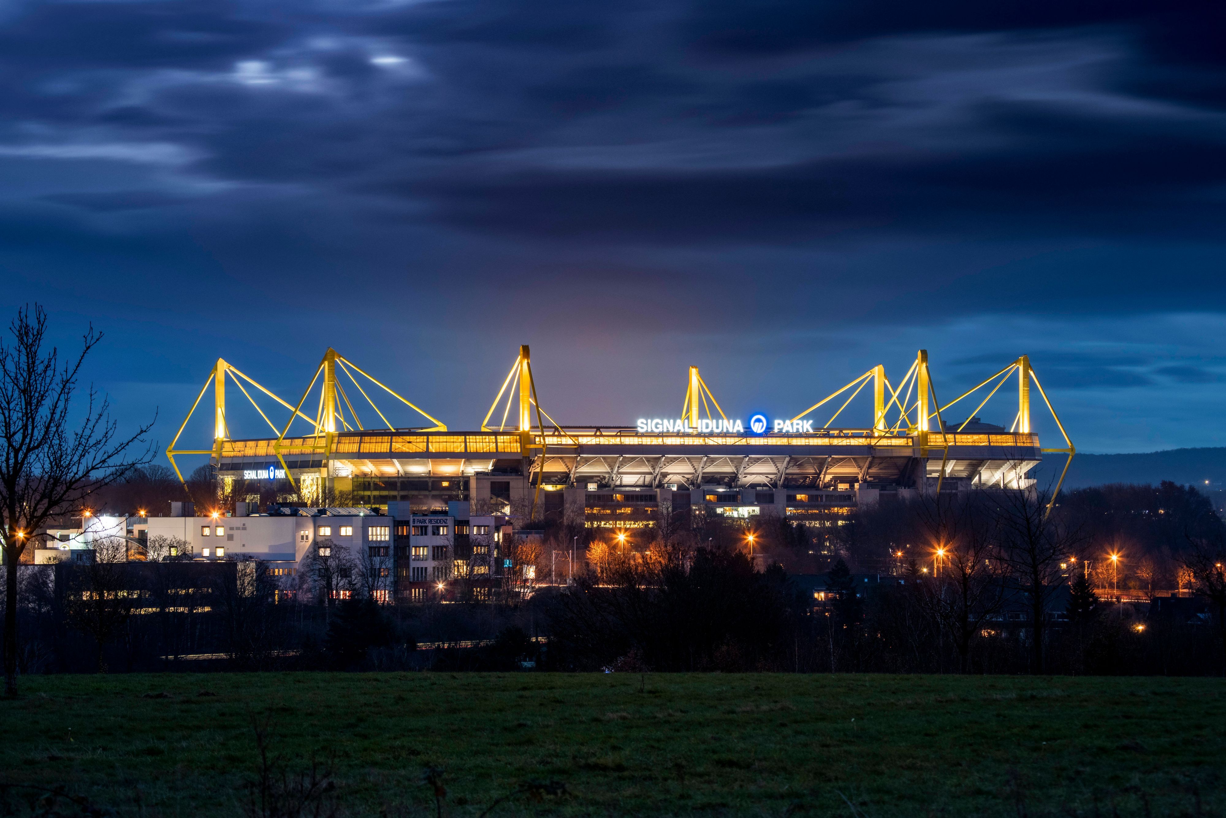 Signal Iduna Park oder das Westfalenstadion des BVB in Dortmund *** Signal Iduna Park or the Westfalenstadion of the BVB in Dortmund