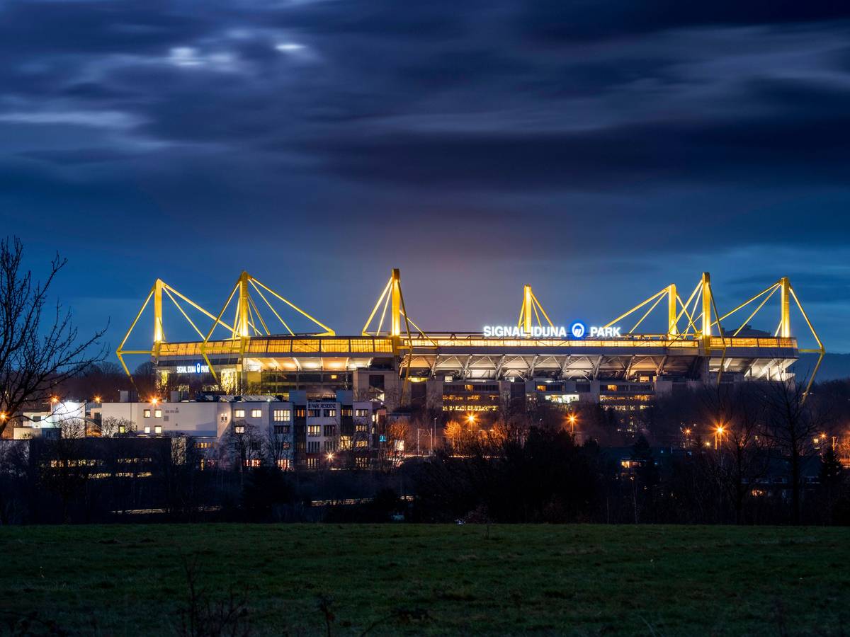 Signal Iduna Park oder das Westfalenstadion des BVB in Dortmund *** Signal Iduna Park or the Westfalenstadion of the BVB in Dortmund